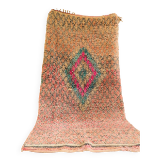 Tapis marocain Vintage Beni Mguild fait main. Motifs berbères roses turquoises et nude. 100% laine