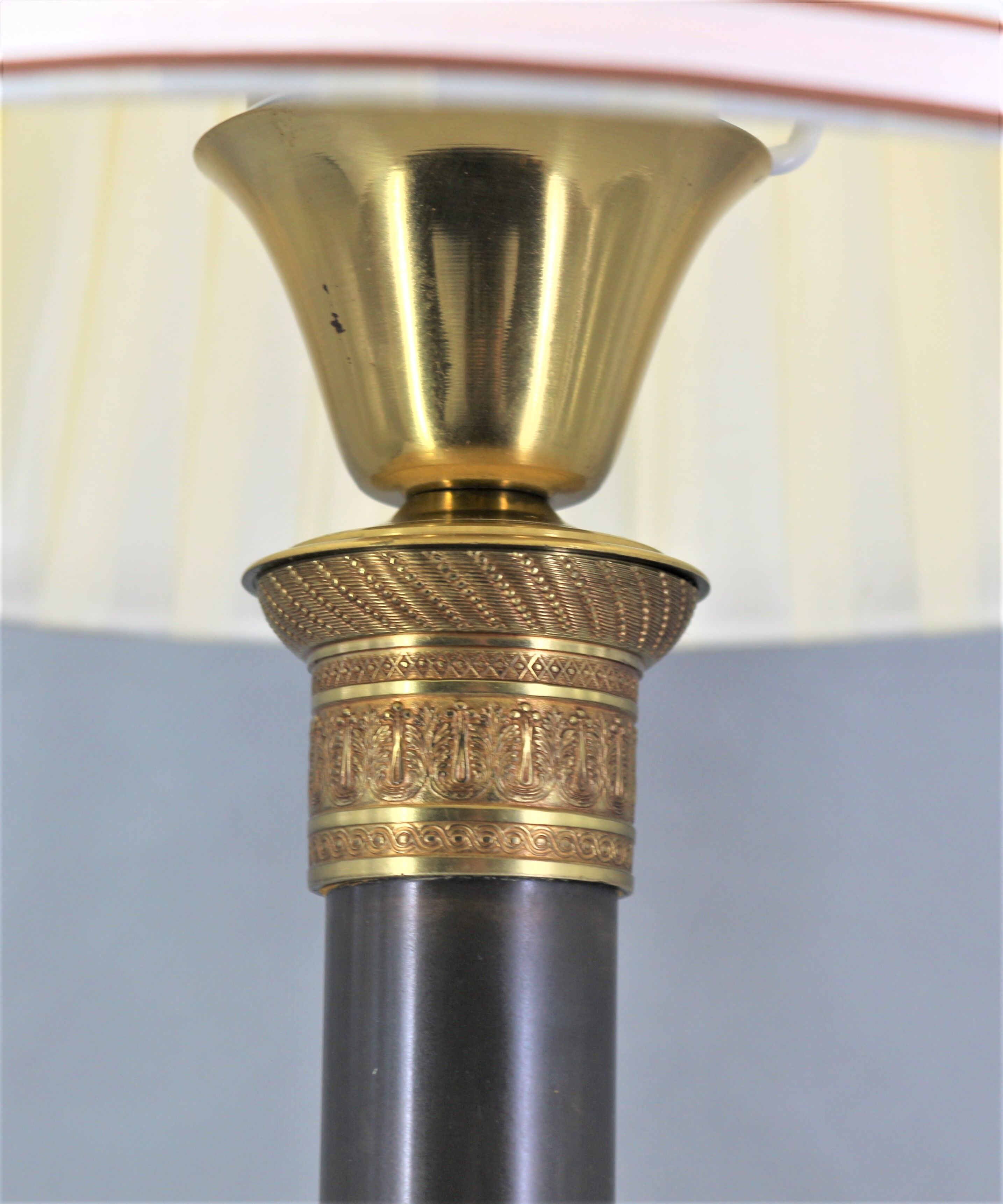 Lampe en bronze doré et patiné de style empire abat jour plissé