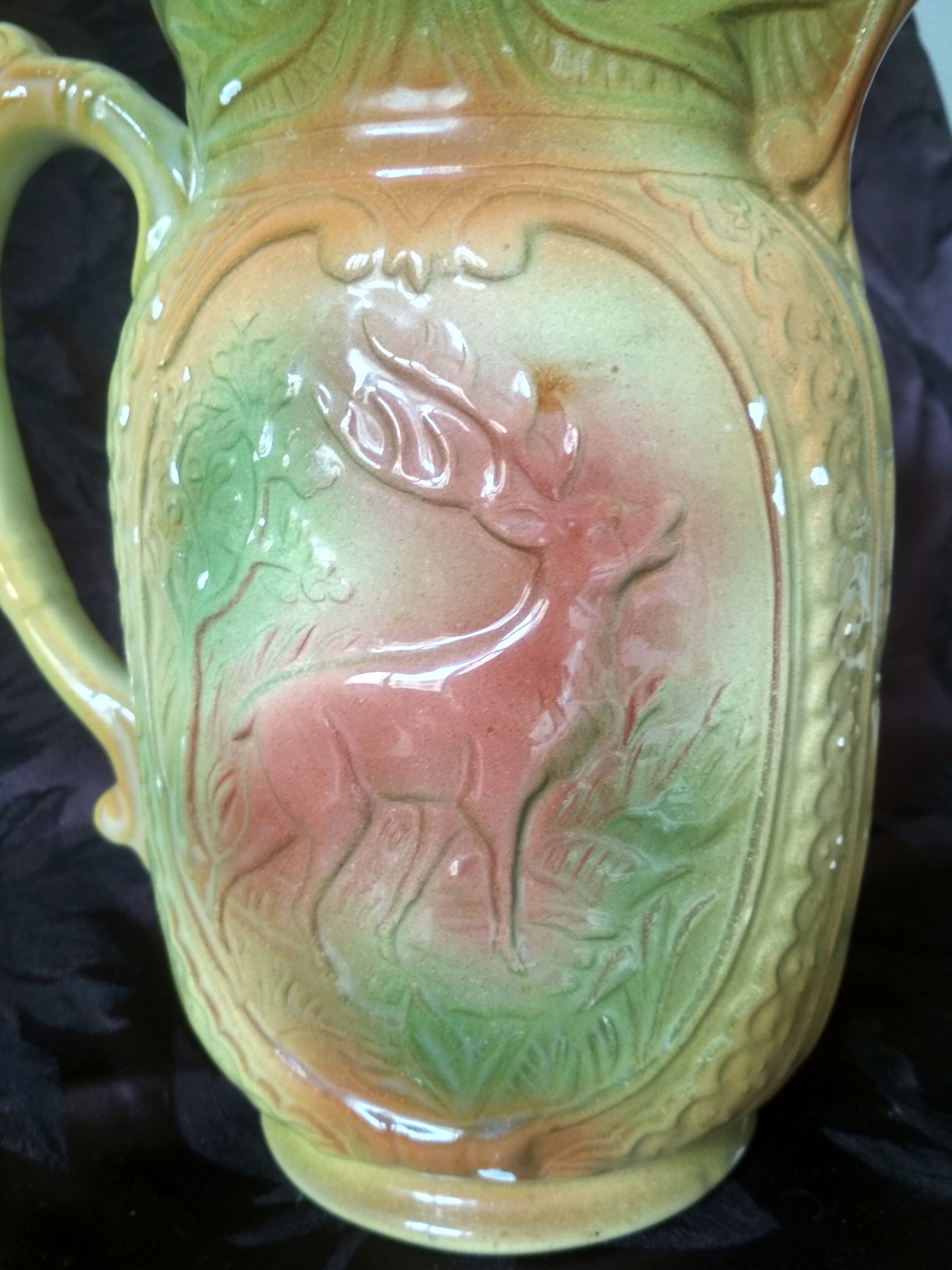 Pichet, barbotine à décor de biche et cerf