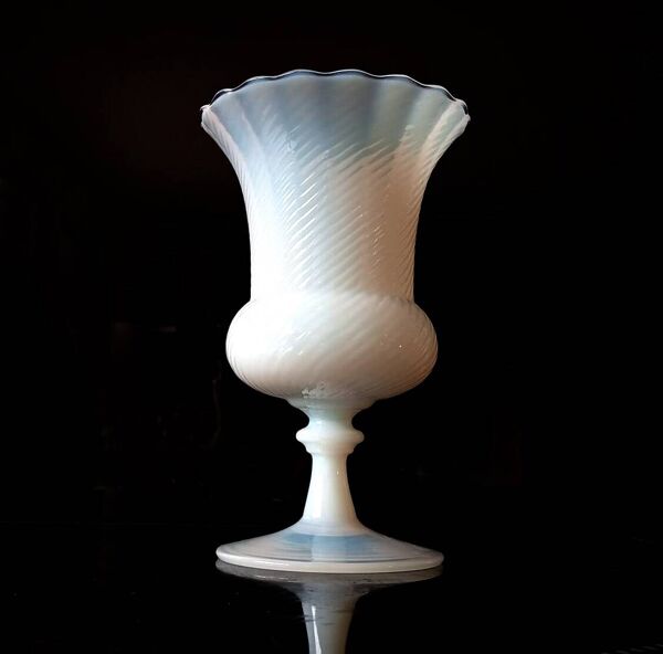 Coupe vase en opaline blanche striée