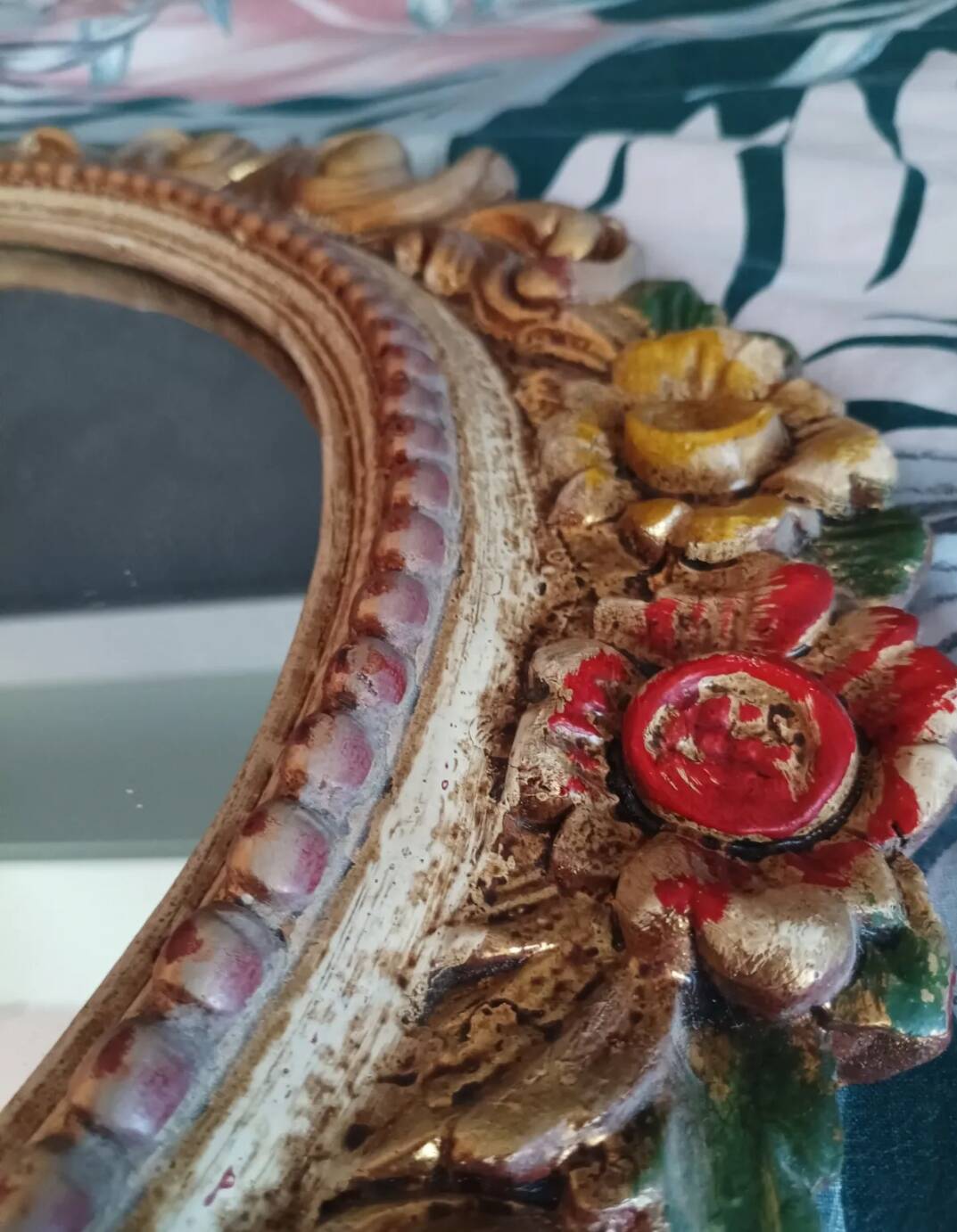 Miroir sculpté en bois et feuille d'or polychrome