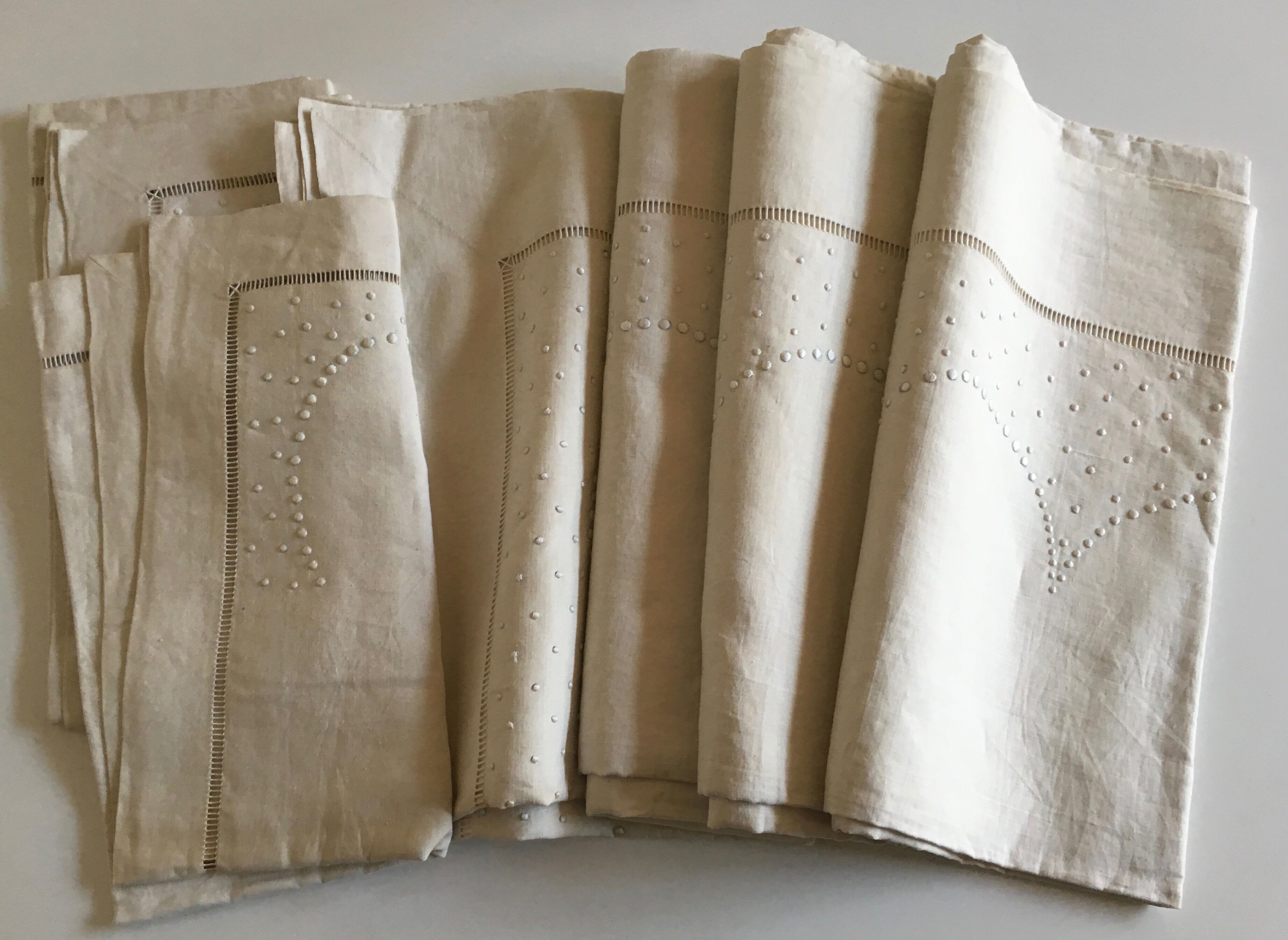 Drap et taies trousseau de réserve en fil de lin brodé de perles