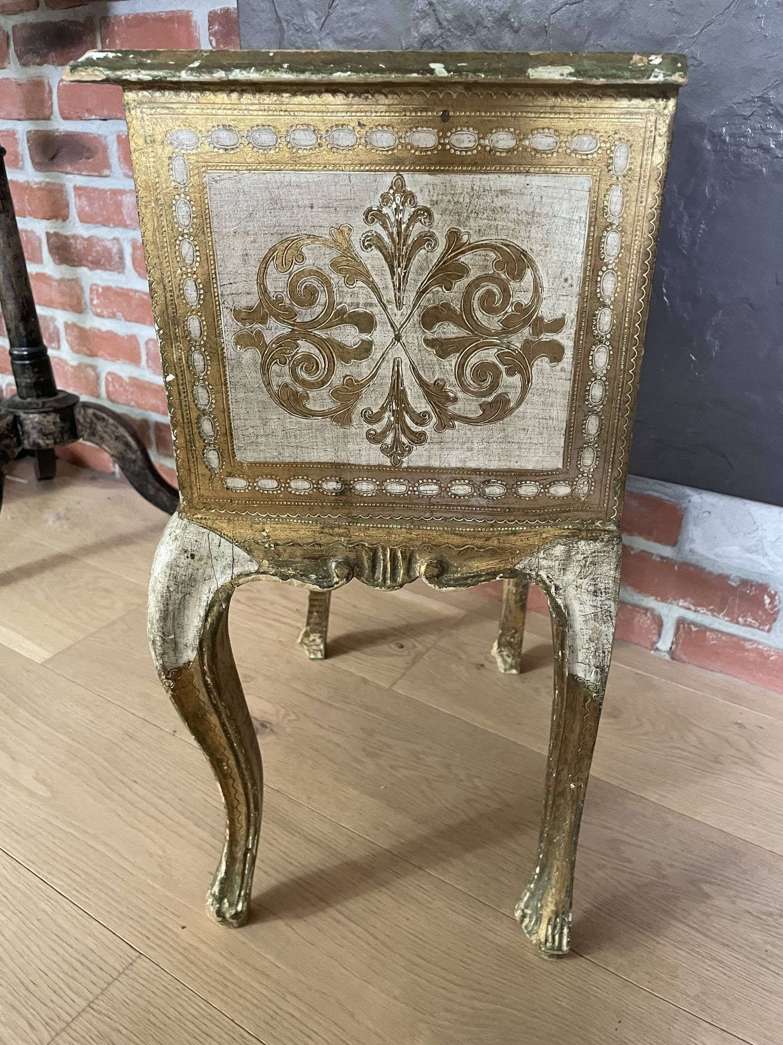Bedside pair, 3 drawers, 1 drawer and a niche, painted golden wood, italian renaissance style