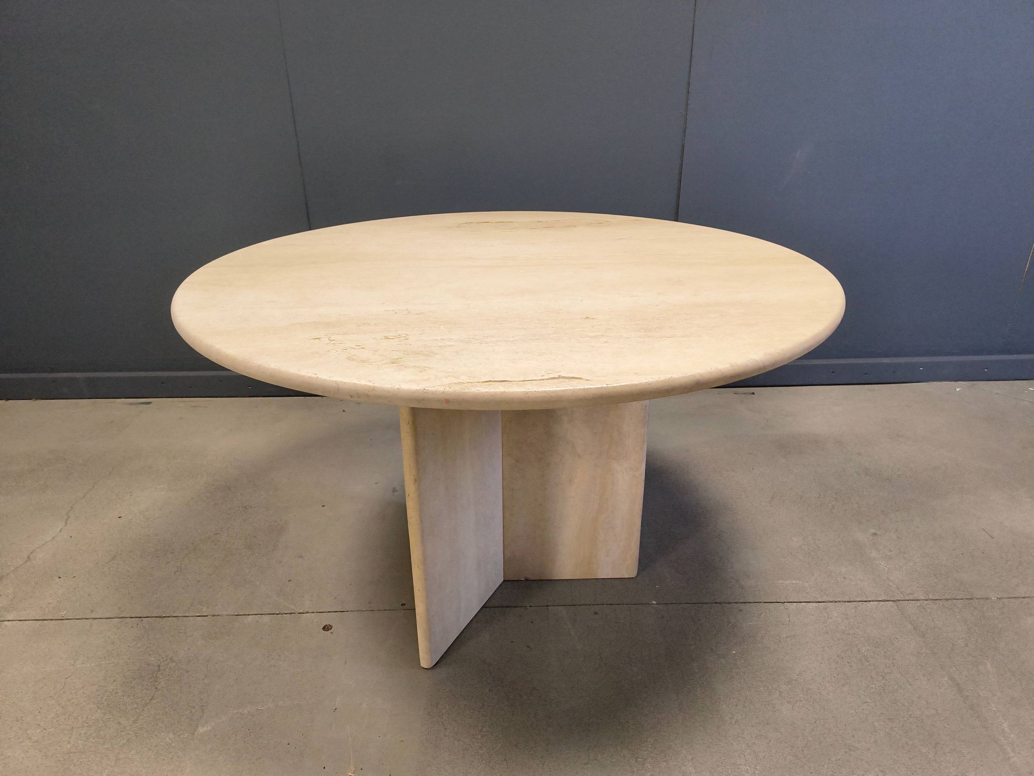 Table à manger ronde en travertin italien des années 1970