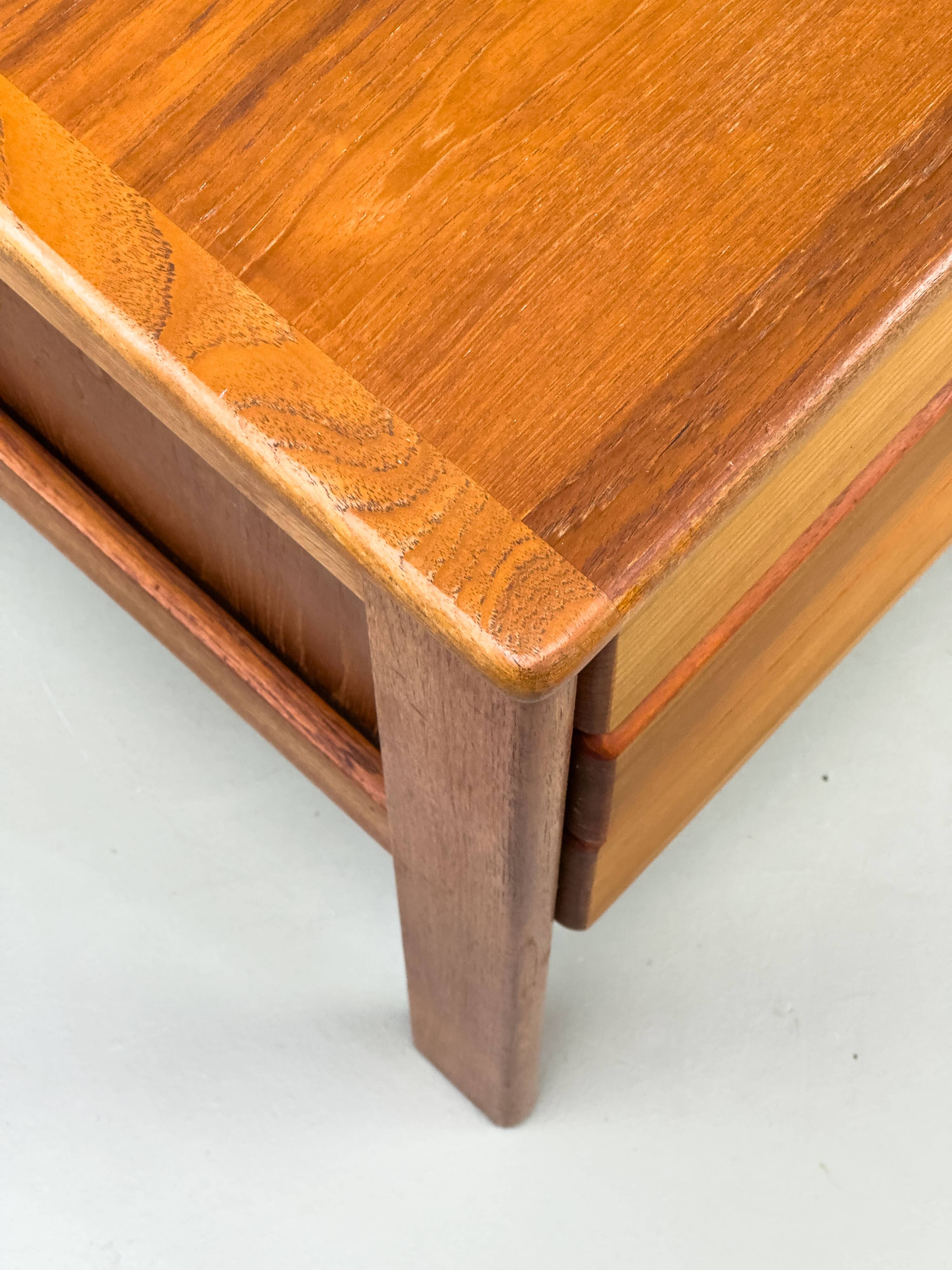 Bureau autoportant en teck avec porte et tiroirs, années 1970