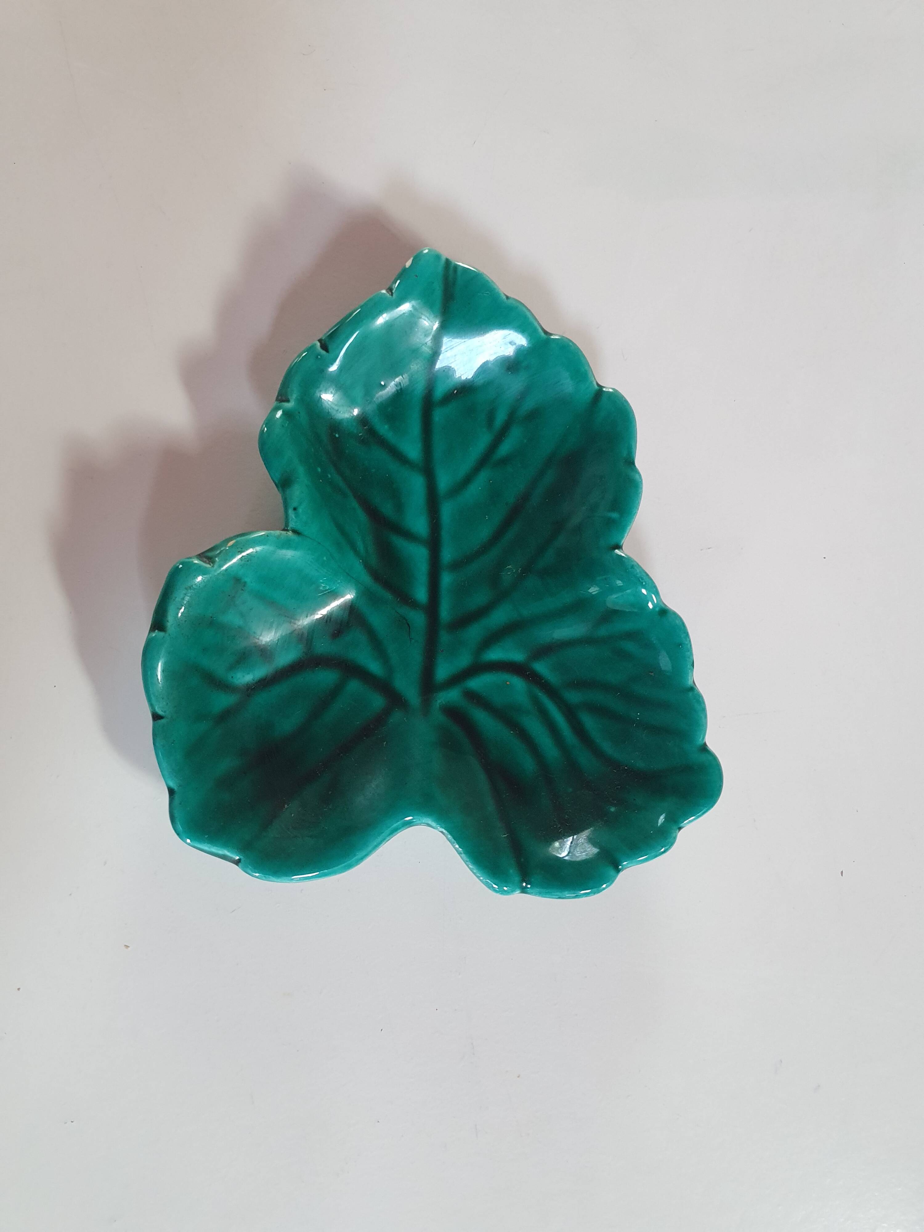 empty pocket cup vintage green ceramic leaf shape 3 leaves VALLAURIS