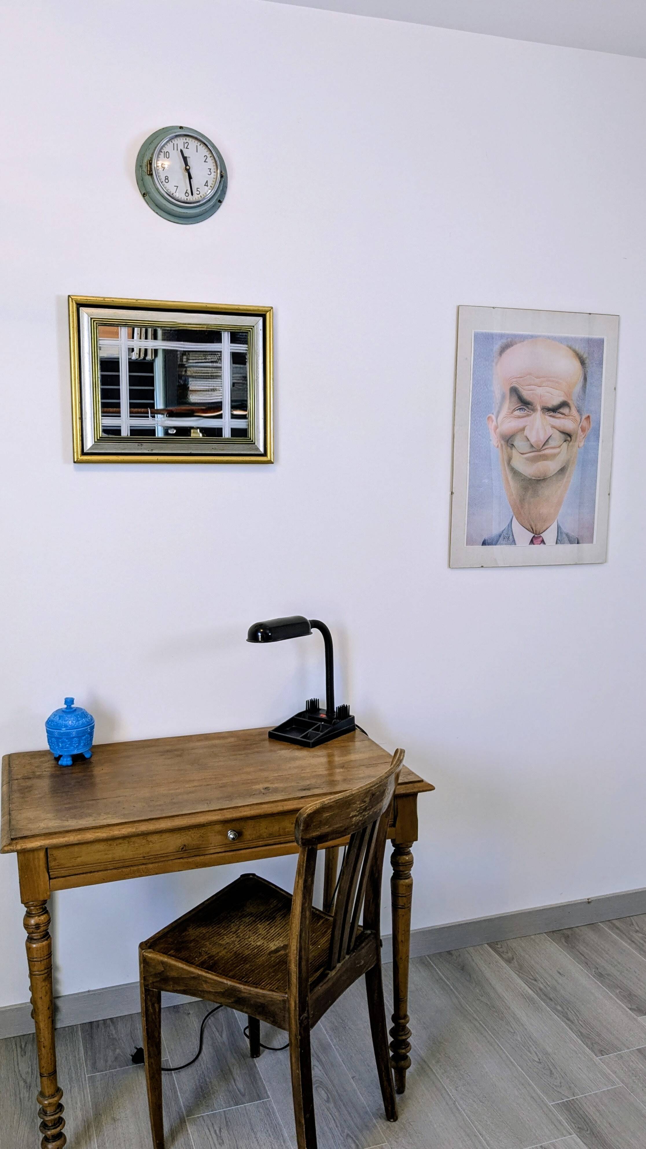 Antique mirror with a gold frame, classic elegance 49 x 38 cm