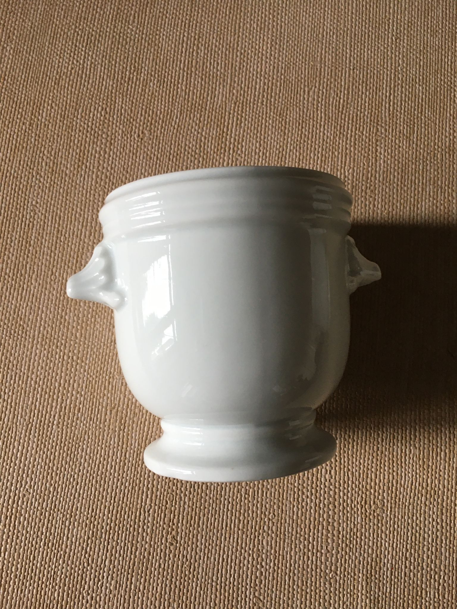 Cache pot moutardier ou saucière en porcelaine blanche