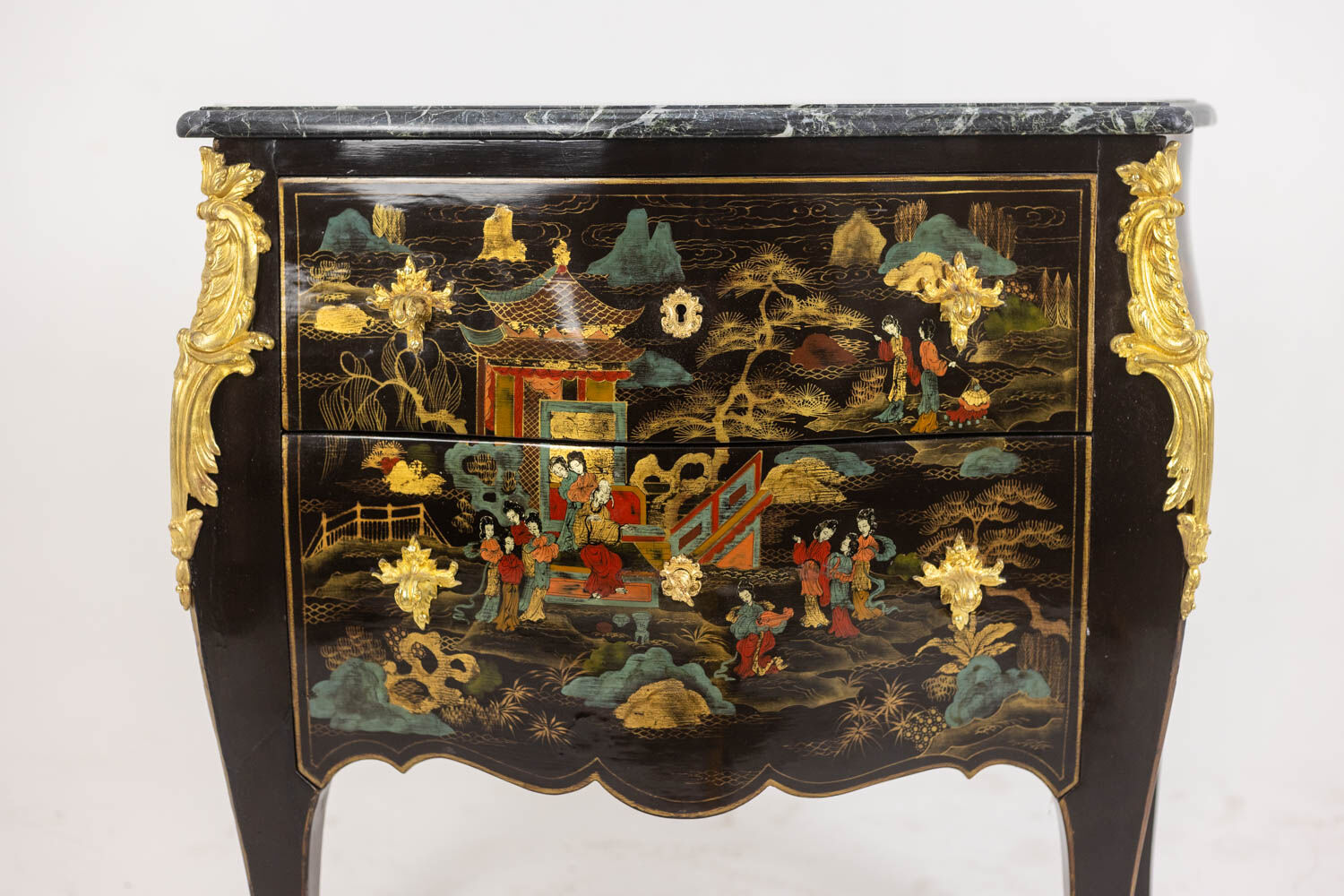 Commode sauteuse de style Louis XV en laque. Années 1950.