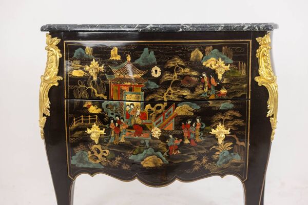 Commode sauteuse de style Louis XV en laque. Années 1950.