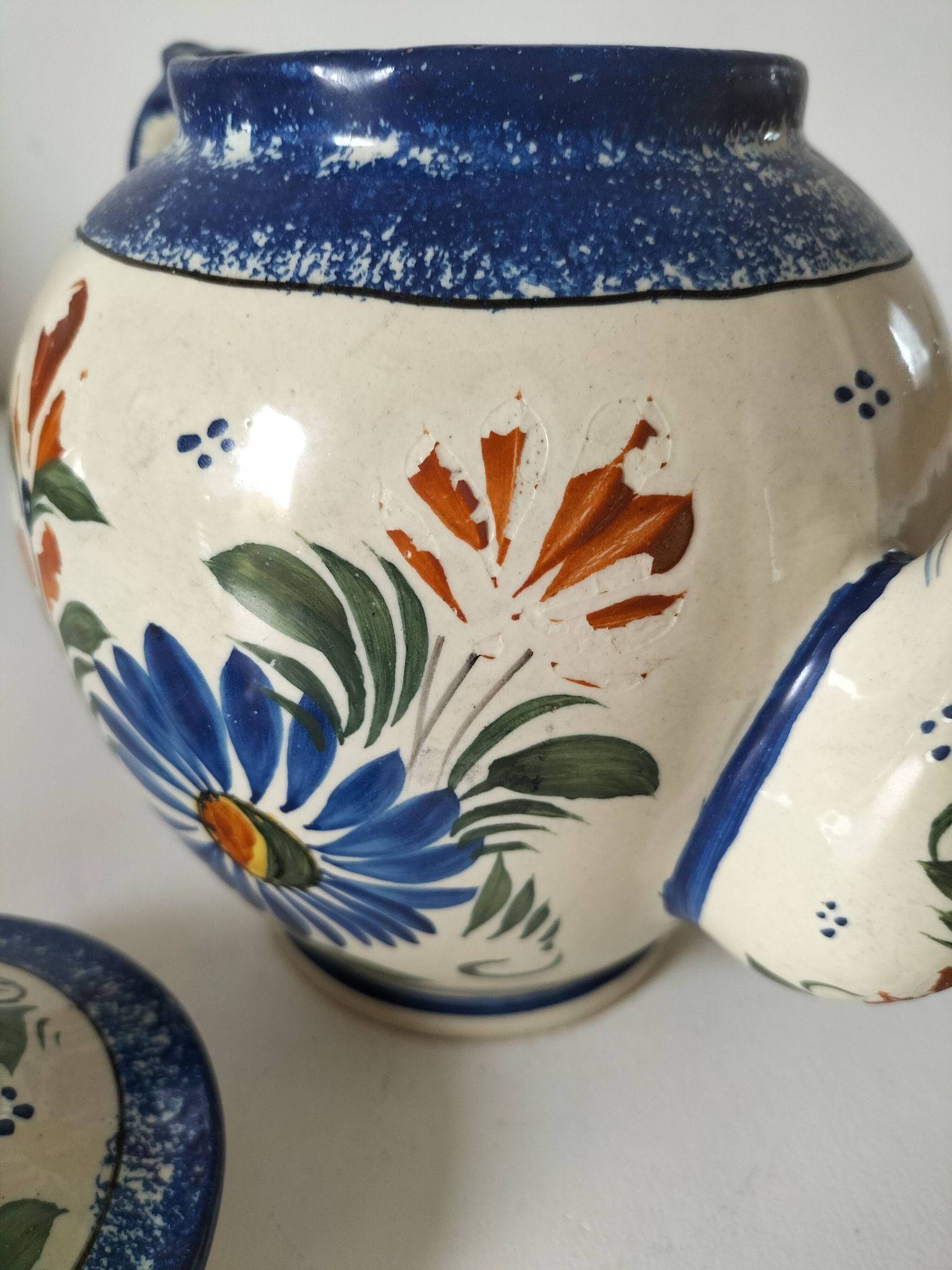 Théière Henriot Quimper – décor floral en relief