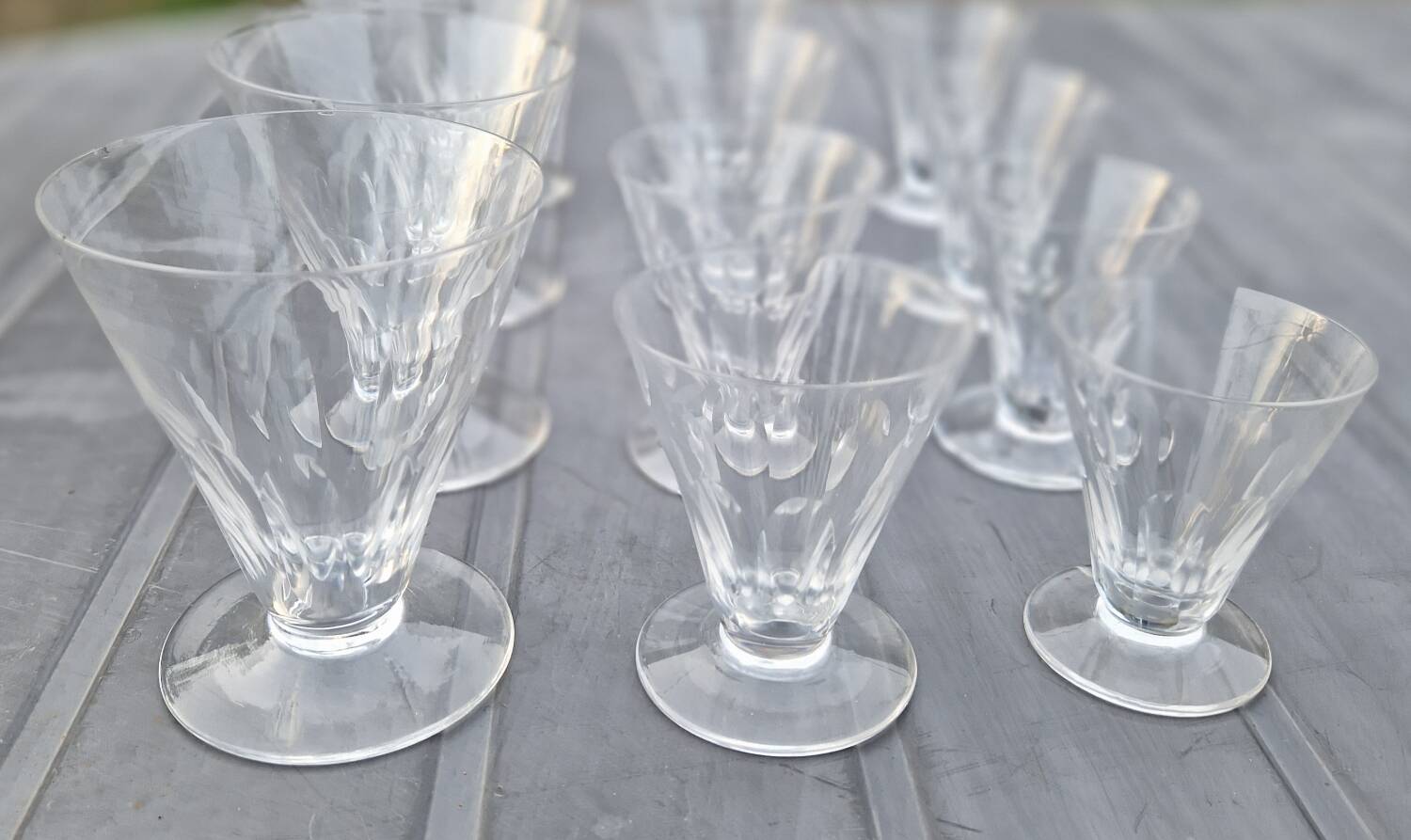 Set of conical glasses for 4 people, cut crystal with 9 flat ribs