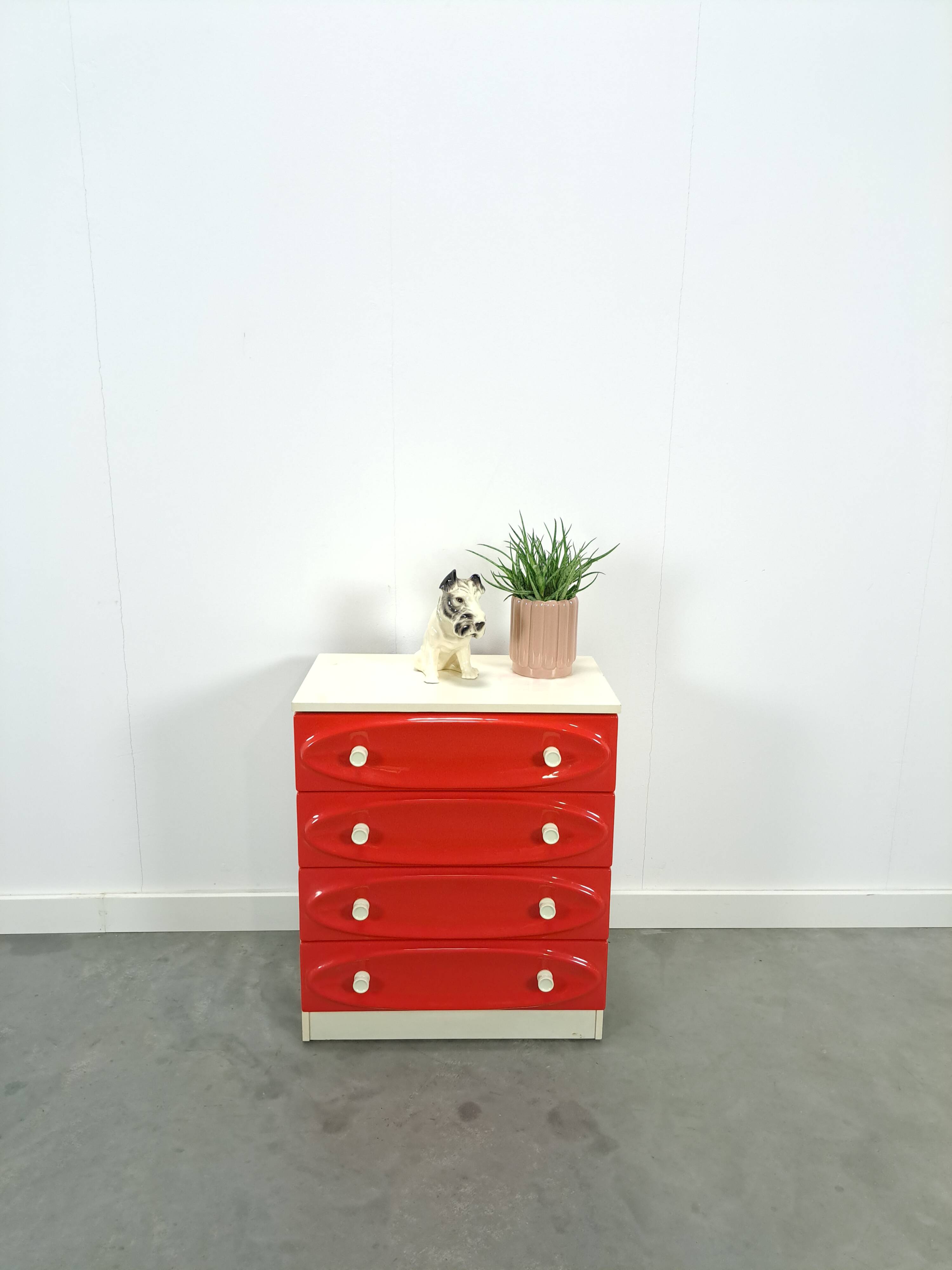 Vintage ladekast met rood roze kunststof lades 1970