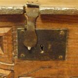 Coffre ancien en bois sulpte