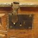 Coffre ancien en bois sulpte