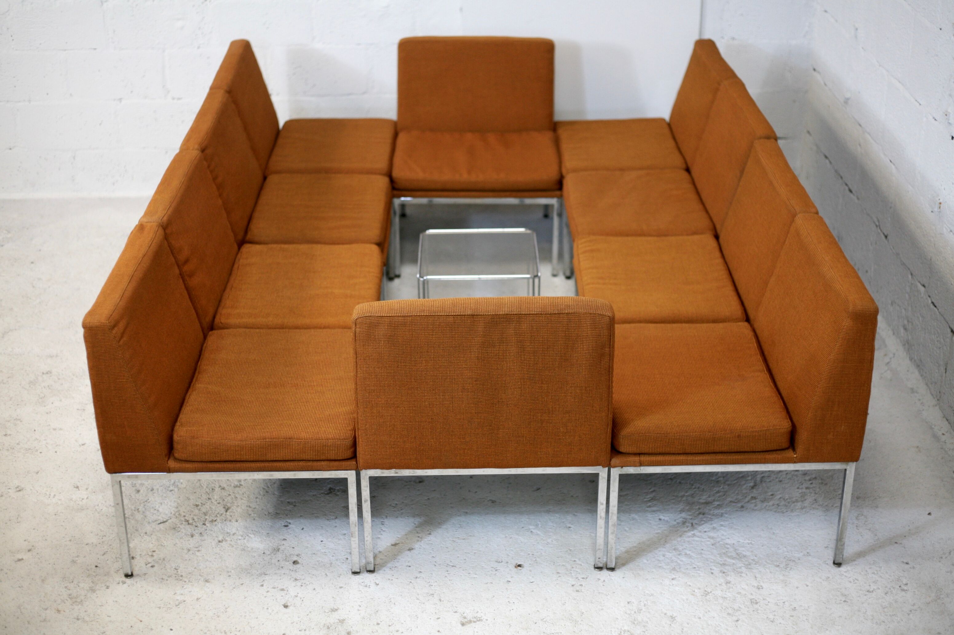 Ensemble de 10 chauffeuses de Louis Baillon, édition Planforms formant canapé modulable, circa 1950