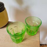 Deux verres à eau vert fluo