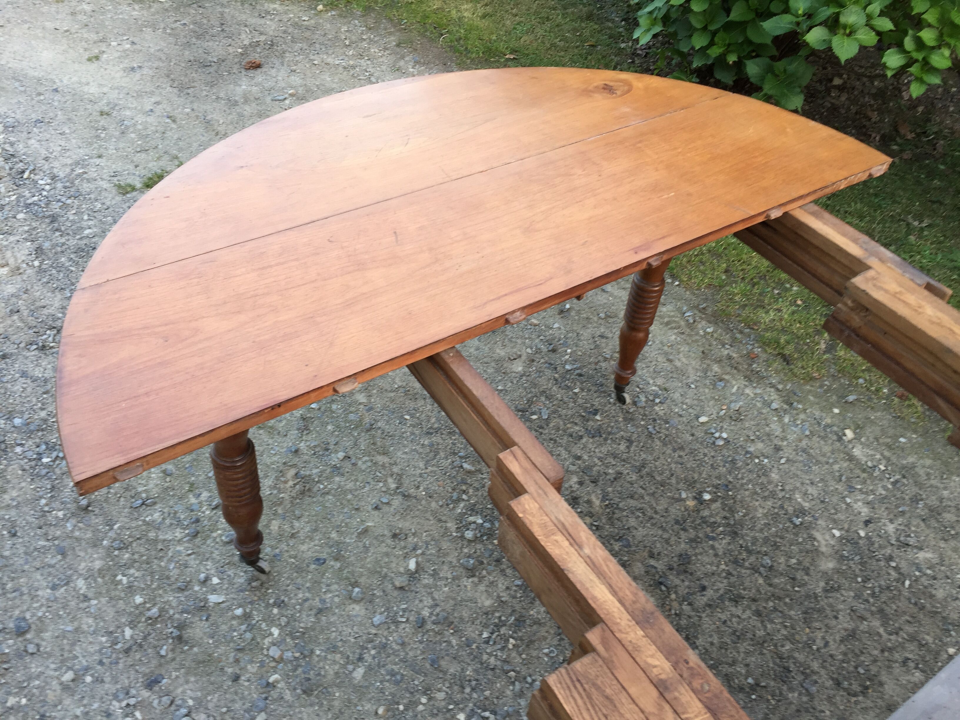 Old oval table Louis Philippe with 6 feet