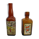 2 bouteilles en verre ambré avec leurs anciennes étiquettes