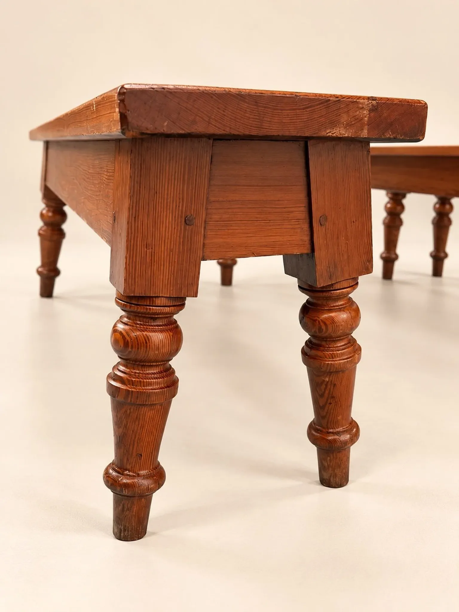 Farmhouse table and benches – Louis-Philippe style – Pitch pine