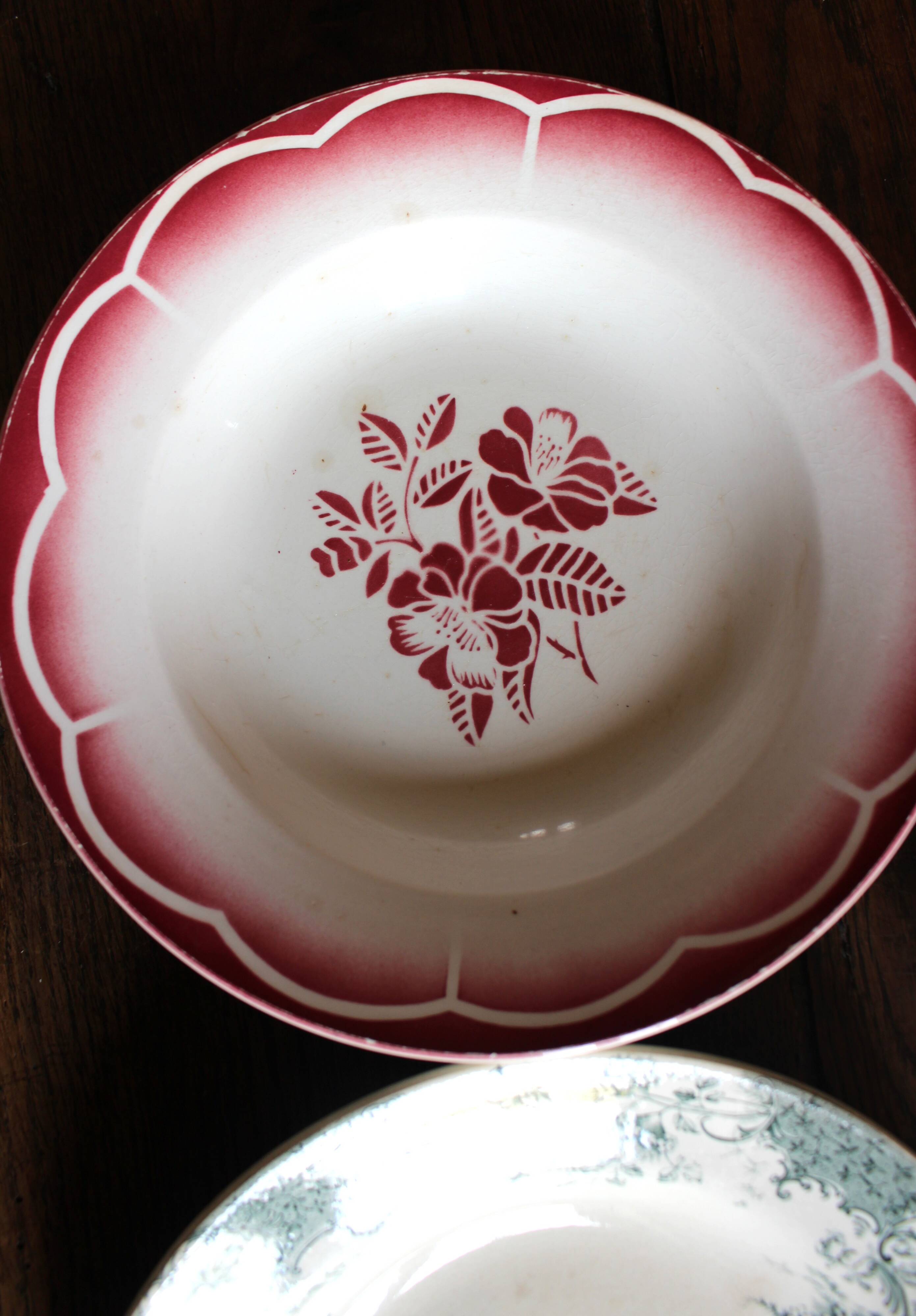 6 deep plates Marsac red Digoin Terre de fer green