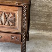 Petit meuble de rangement en chêne sculpté – circa 1930