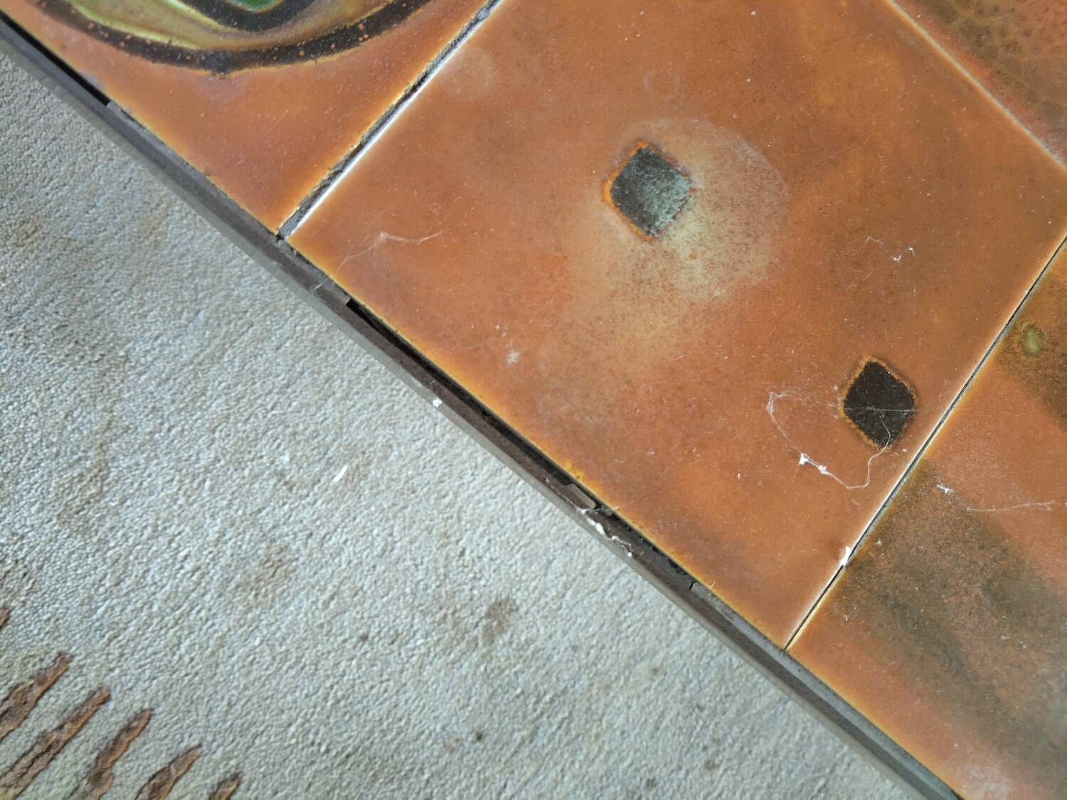 Table basse vintage en céramique – motif drakkar – design années 70