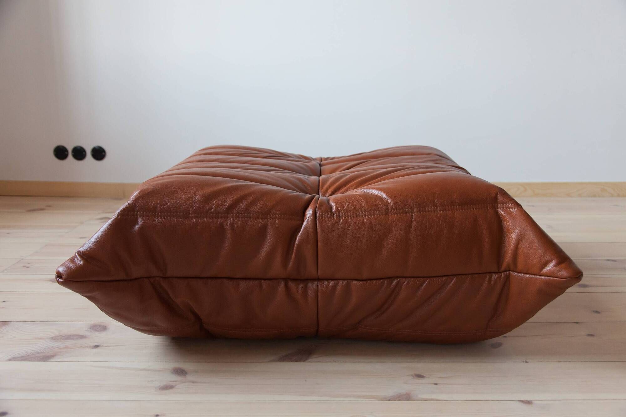 Ensemble Togo de canapé 2 places, fauteuil et pouf en cuir marron whiskey.