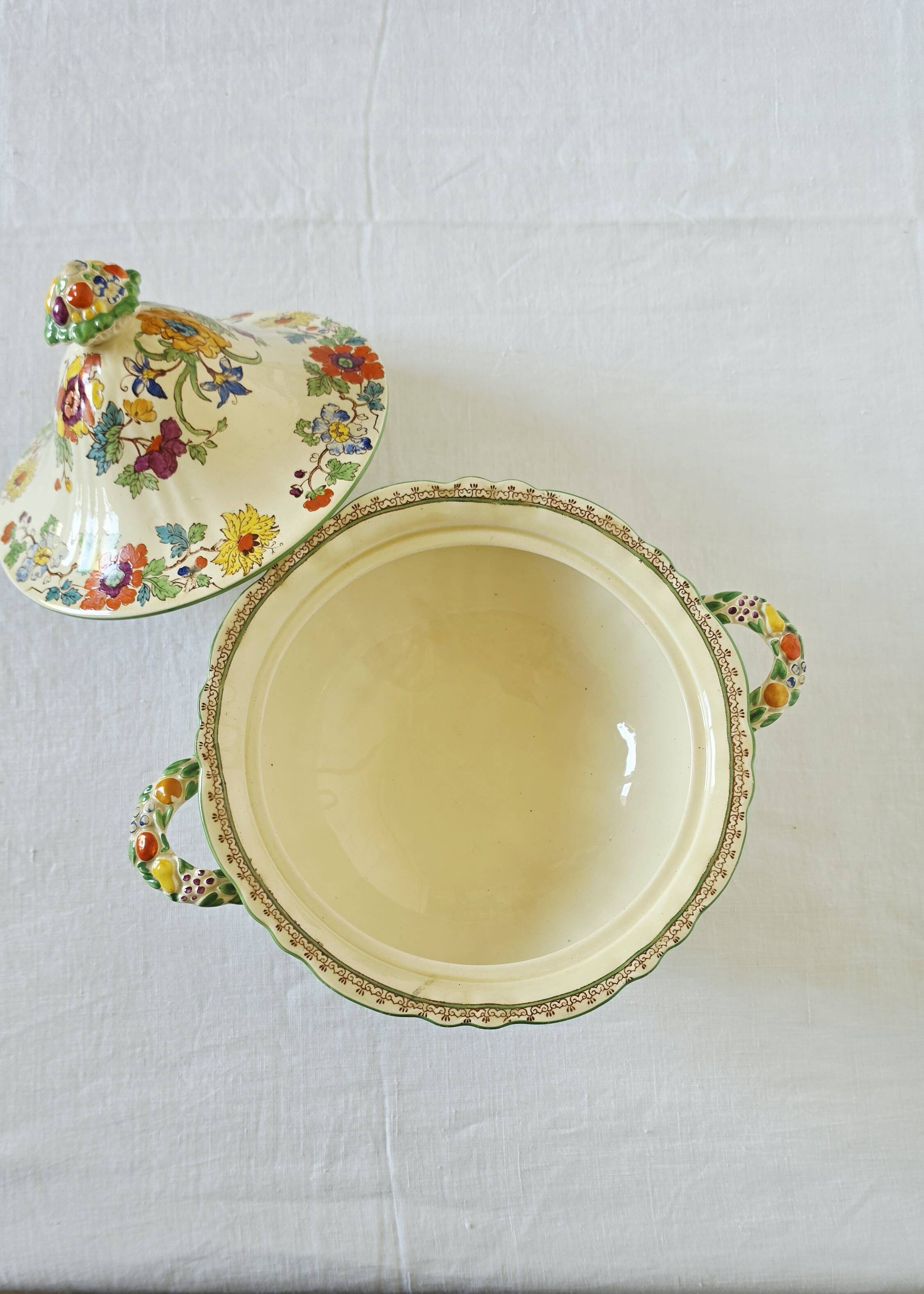 Antique soup tureen on feet from the prestigious English manufacturer Mason's,