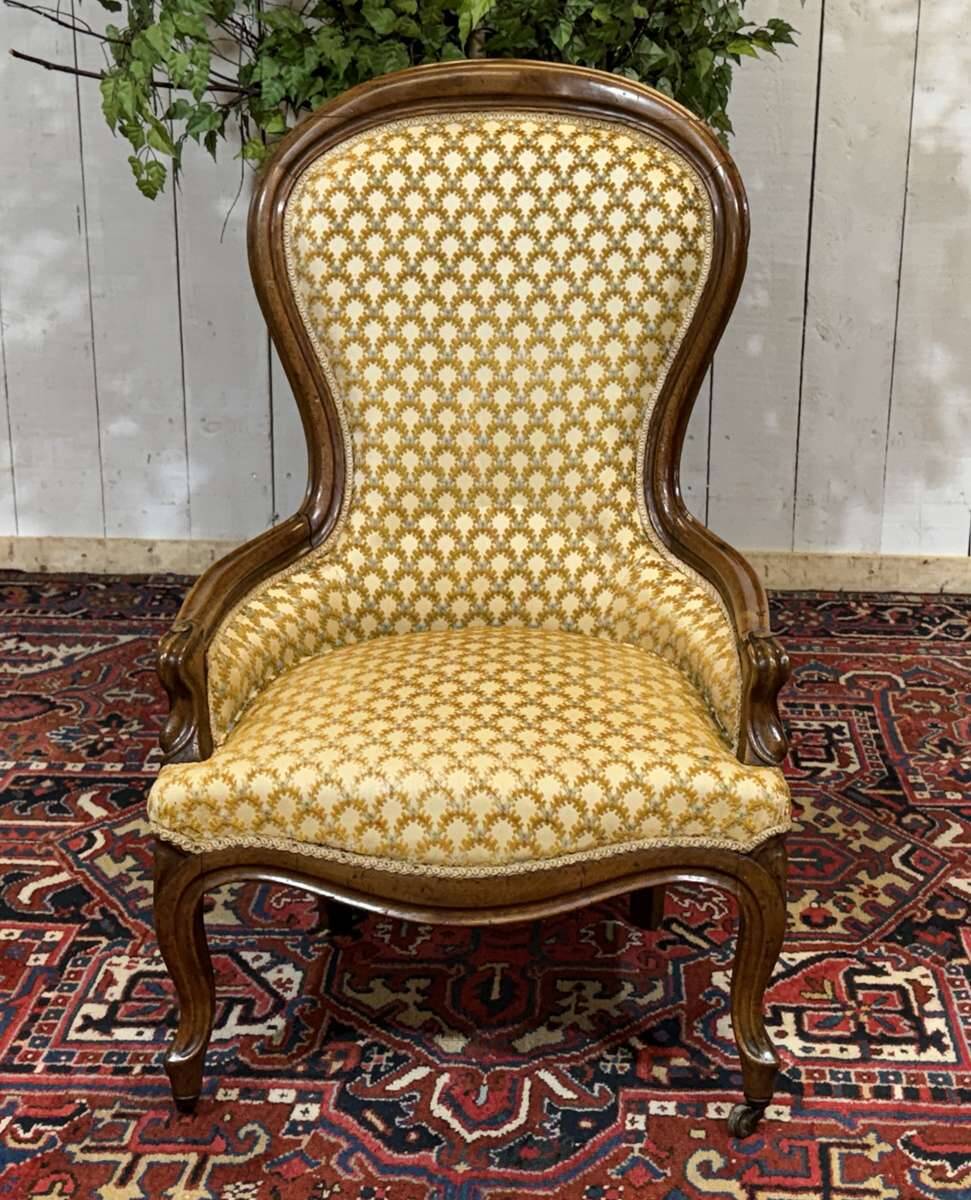 Napoleon III armchair from the 19th century in walnut.
