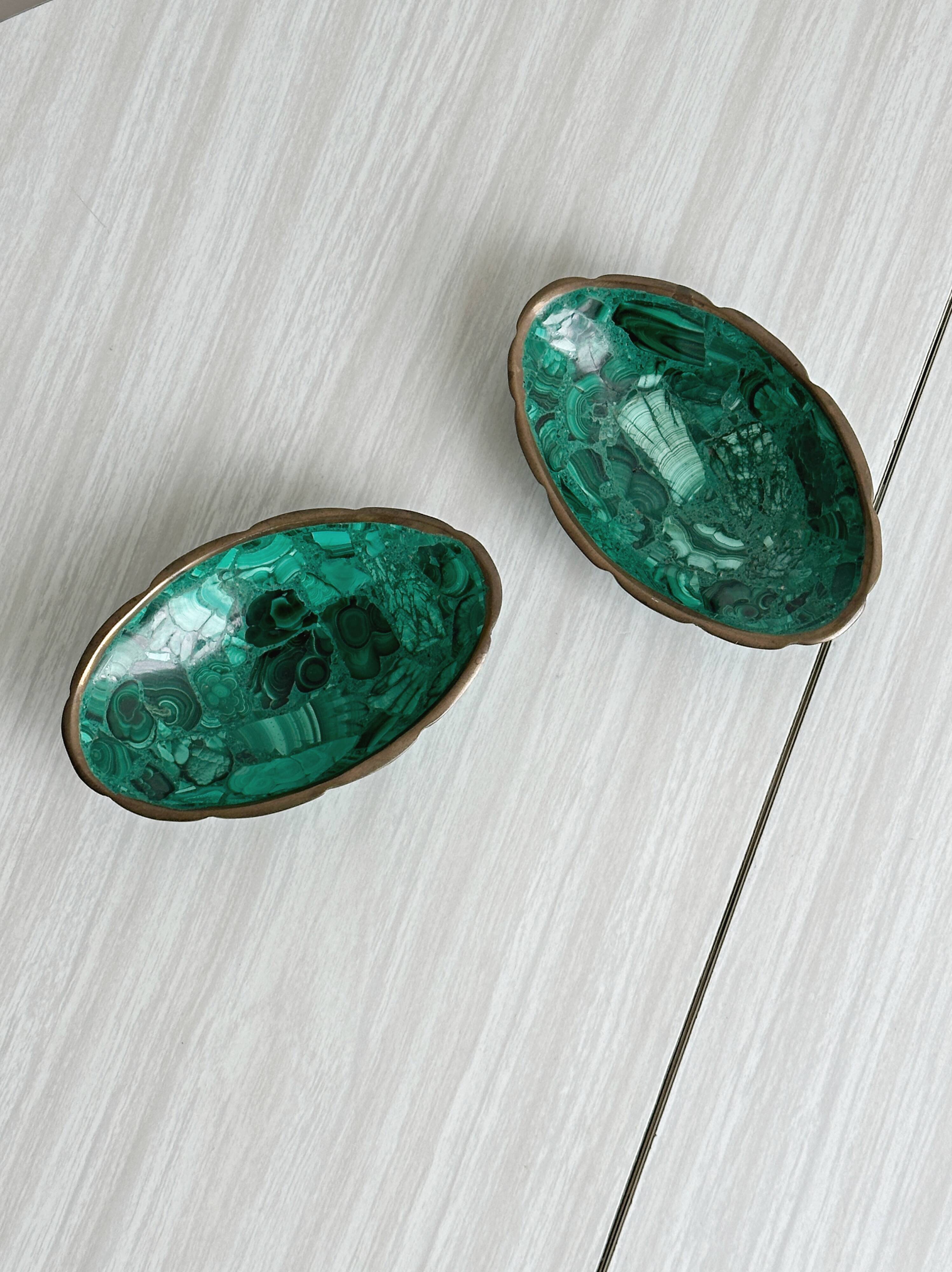 Mini bowls in malachite for jewellery or rings.