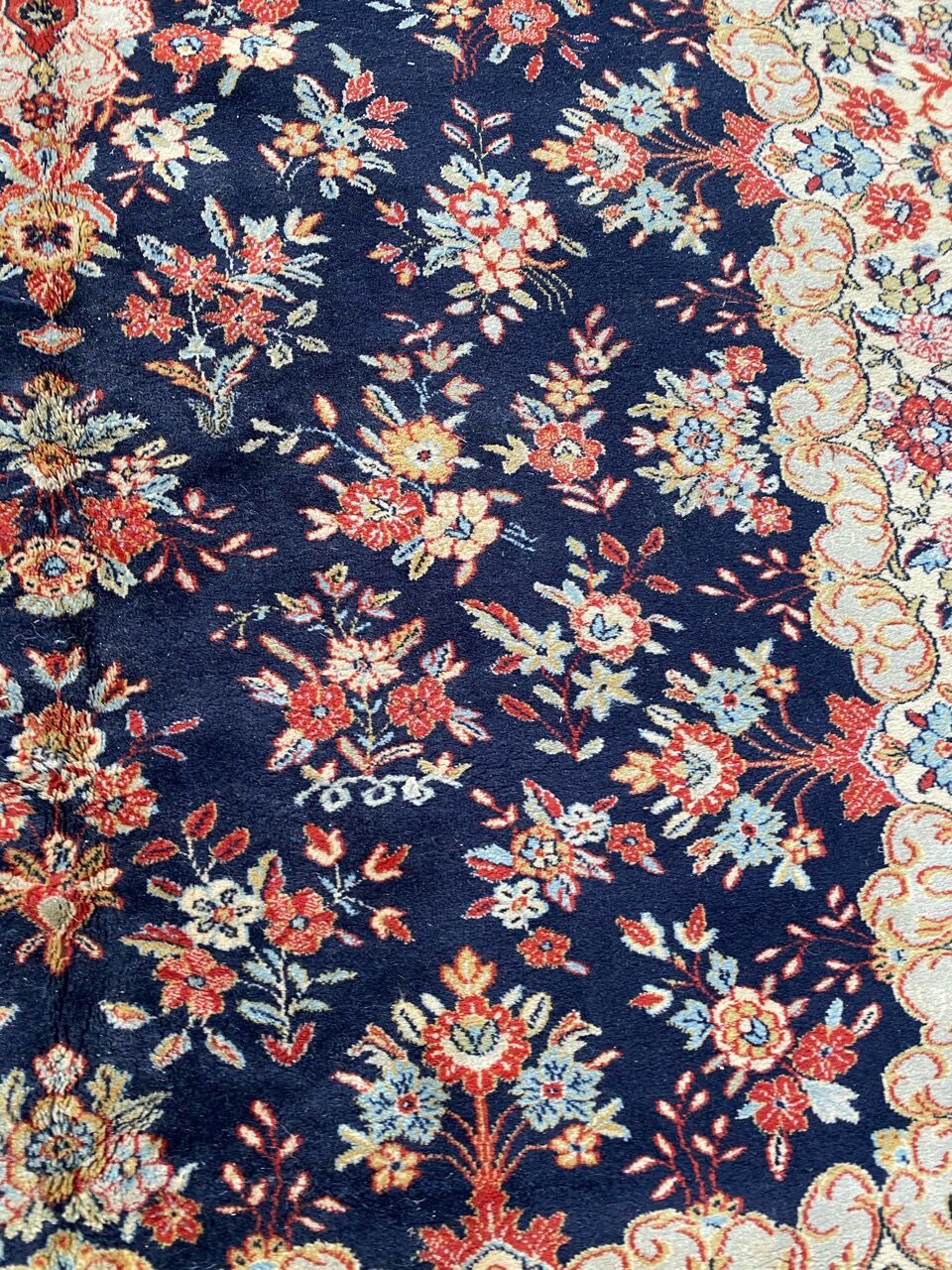 Persian style carpet in wool 250x354 cm