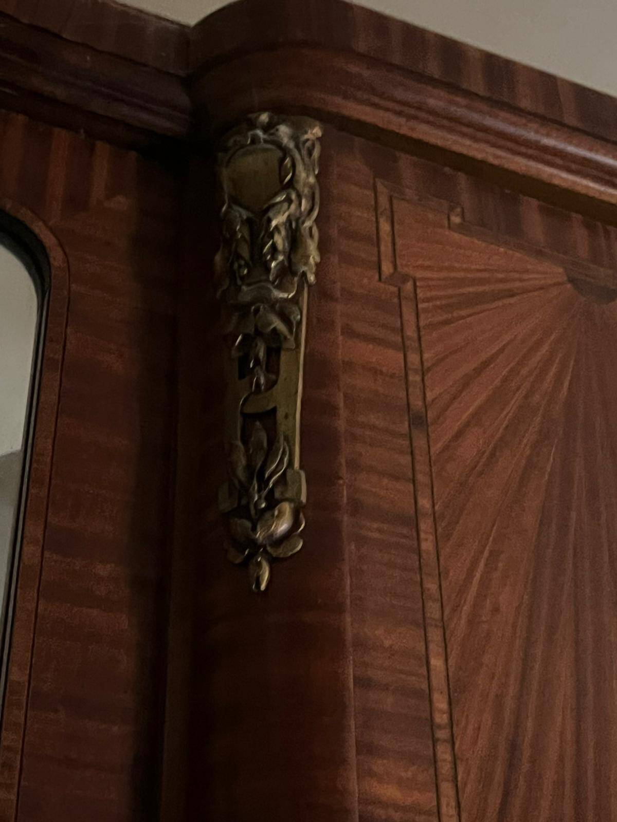 Armoire style Louis XVI