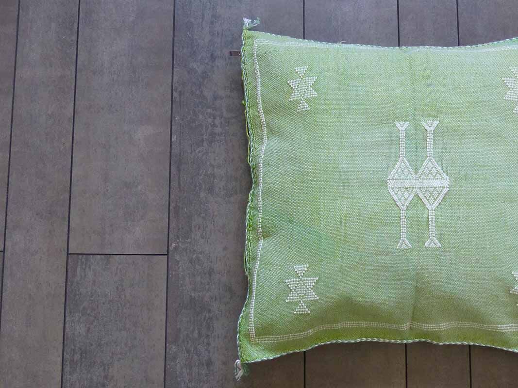 Coussin berbere Sabra vert en soie de cactus