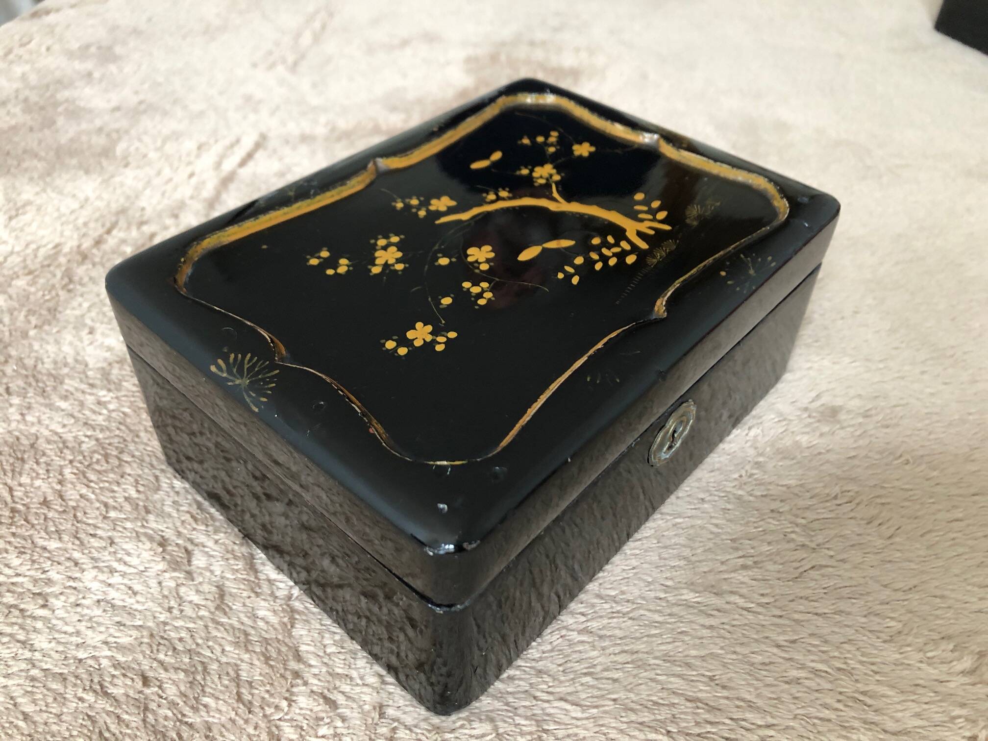 Old black lacquered jewelry box/box with gold Asian décor