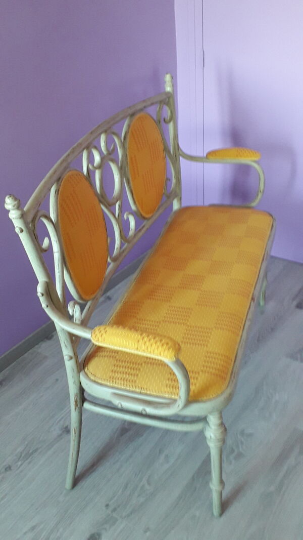 Banquette  en  bois  courbé  laquée