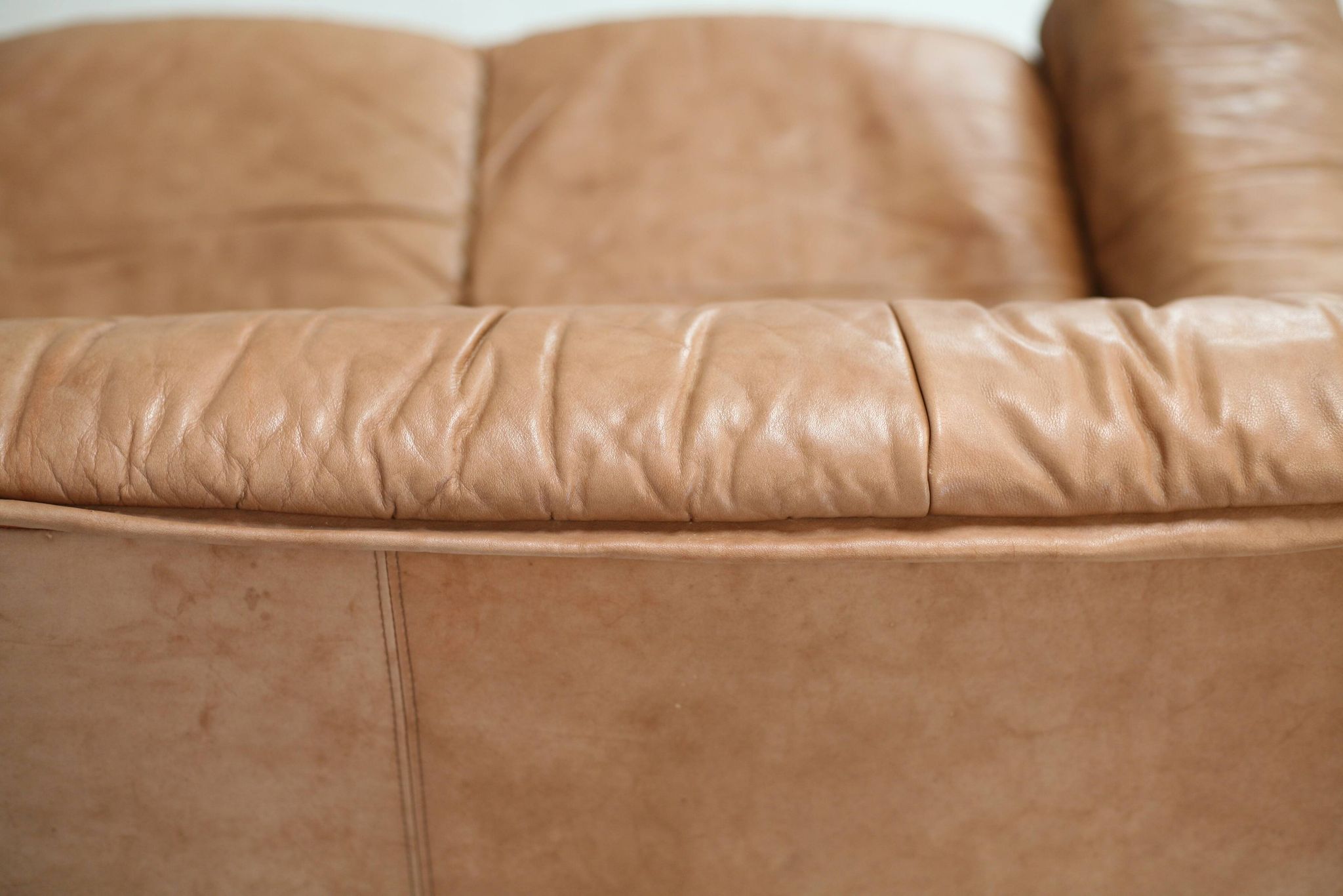 Cinna sofa. Circa 1970. Foam and "caramel" leather. 3 seats.