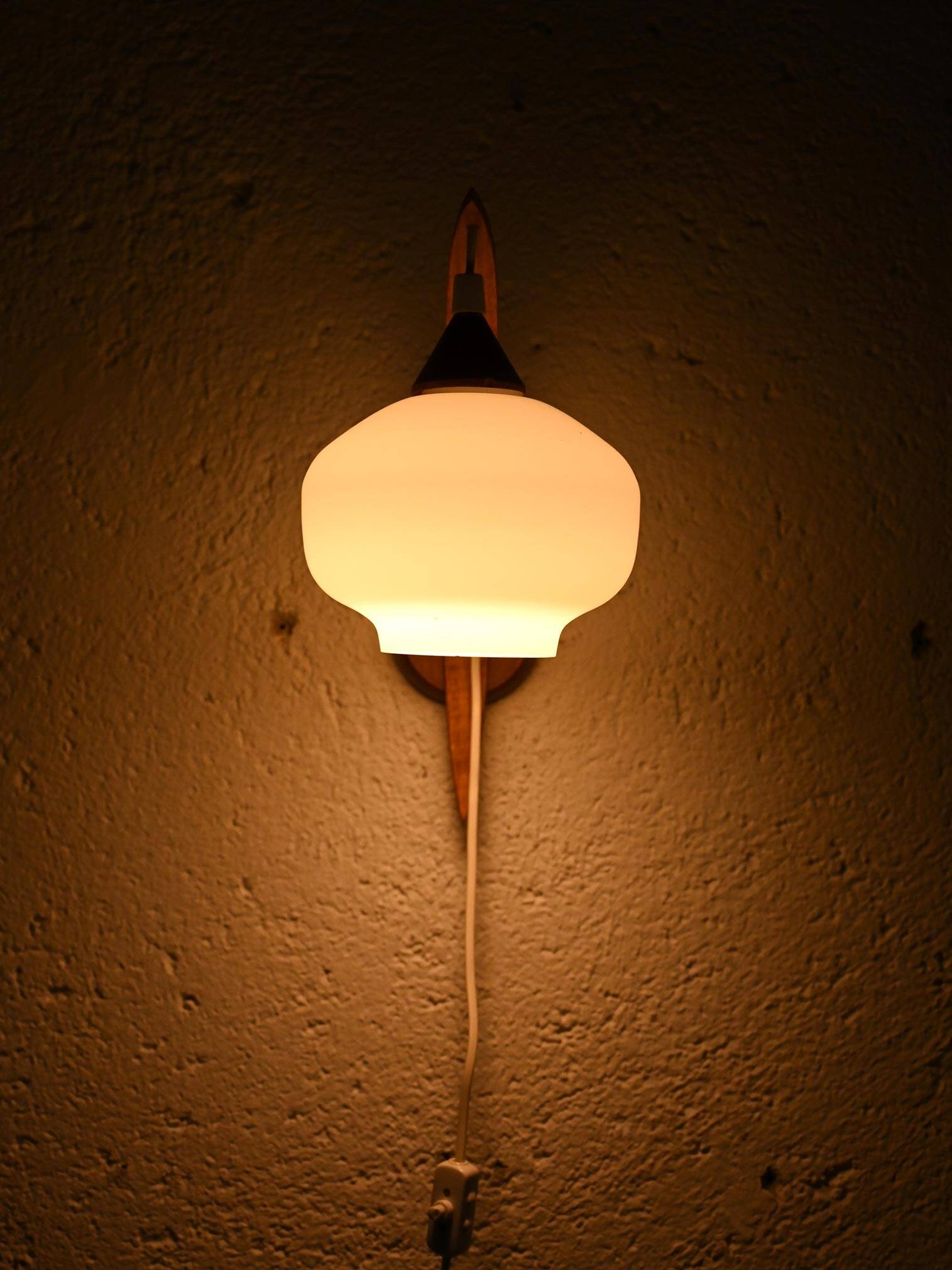 Wall light with opaline
