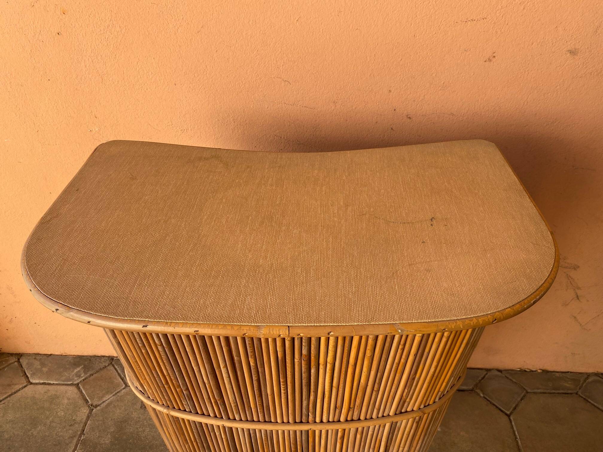 Vintage rattan bar from the 60s with rounded shapes and a shelf for glasses