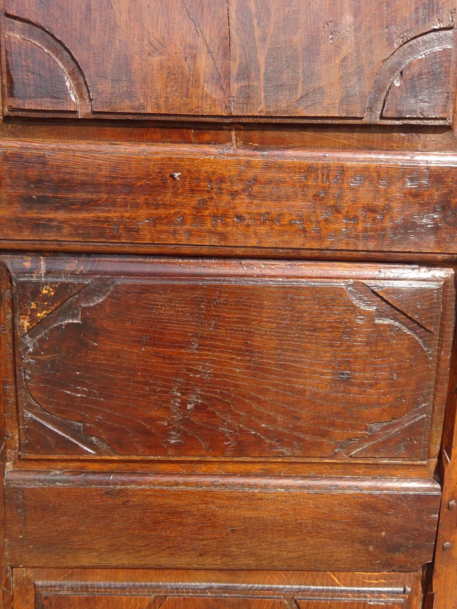 Ancienne armoire Louis XIII en noyer massif