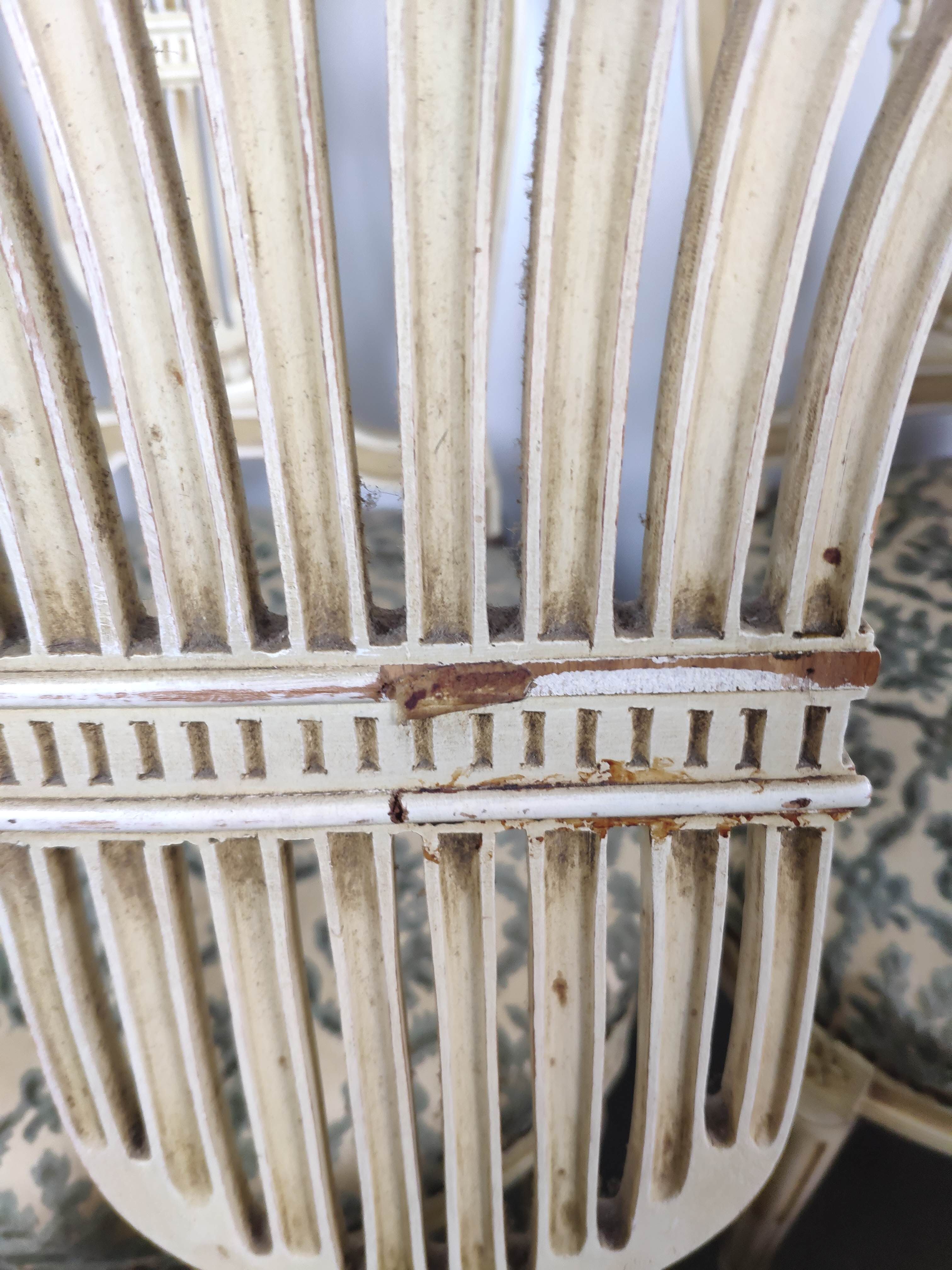 5 chaises en bois laqué blanc style Louis XVI