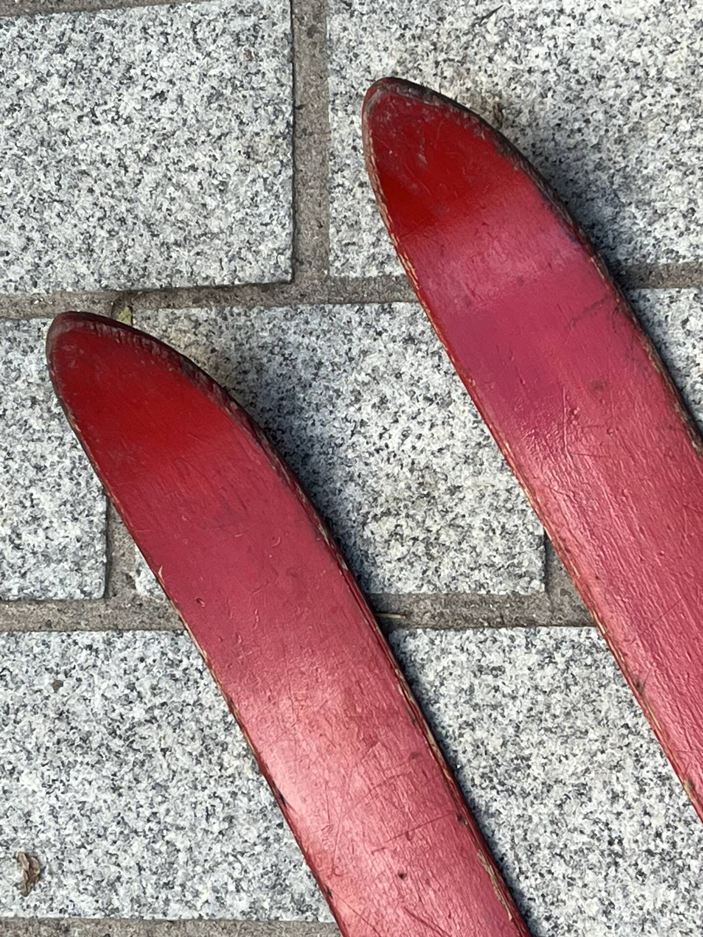 Paire de skis vintage en bois L=170cm