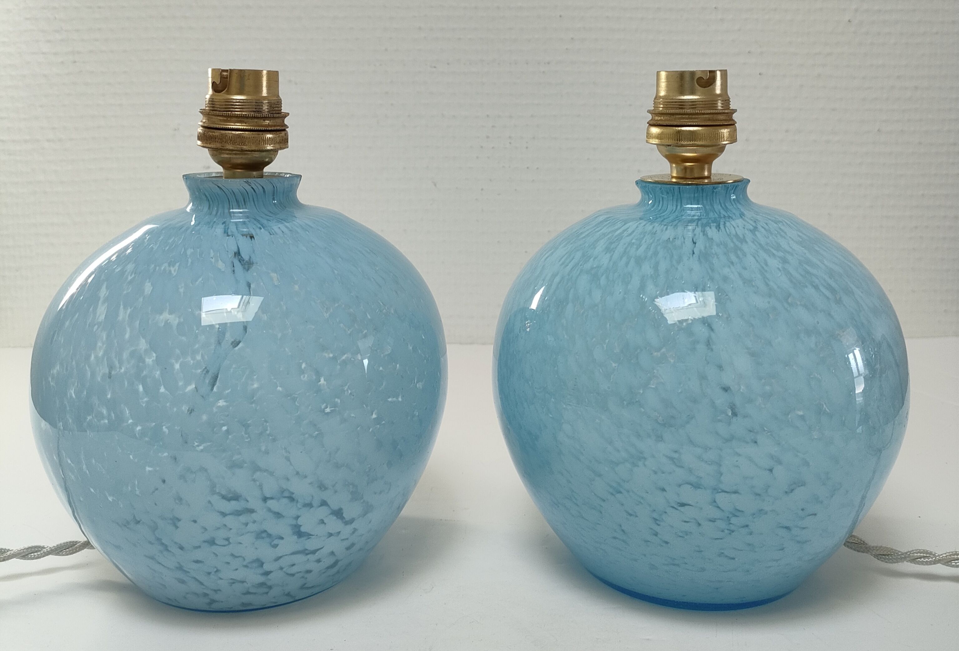 Deux pieds lampes boules art déco verre de clichy bleu