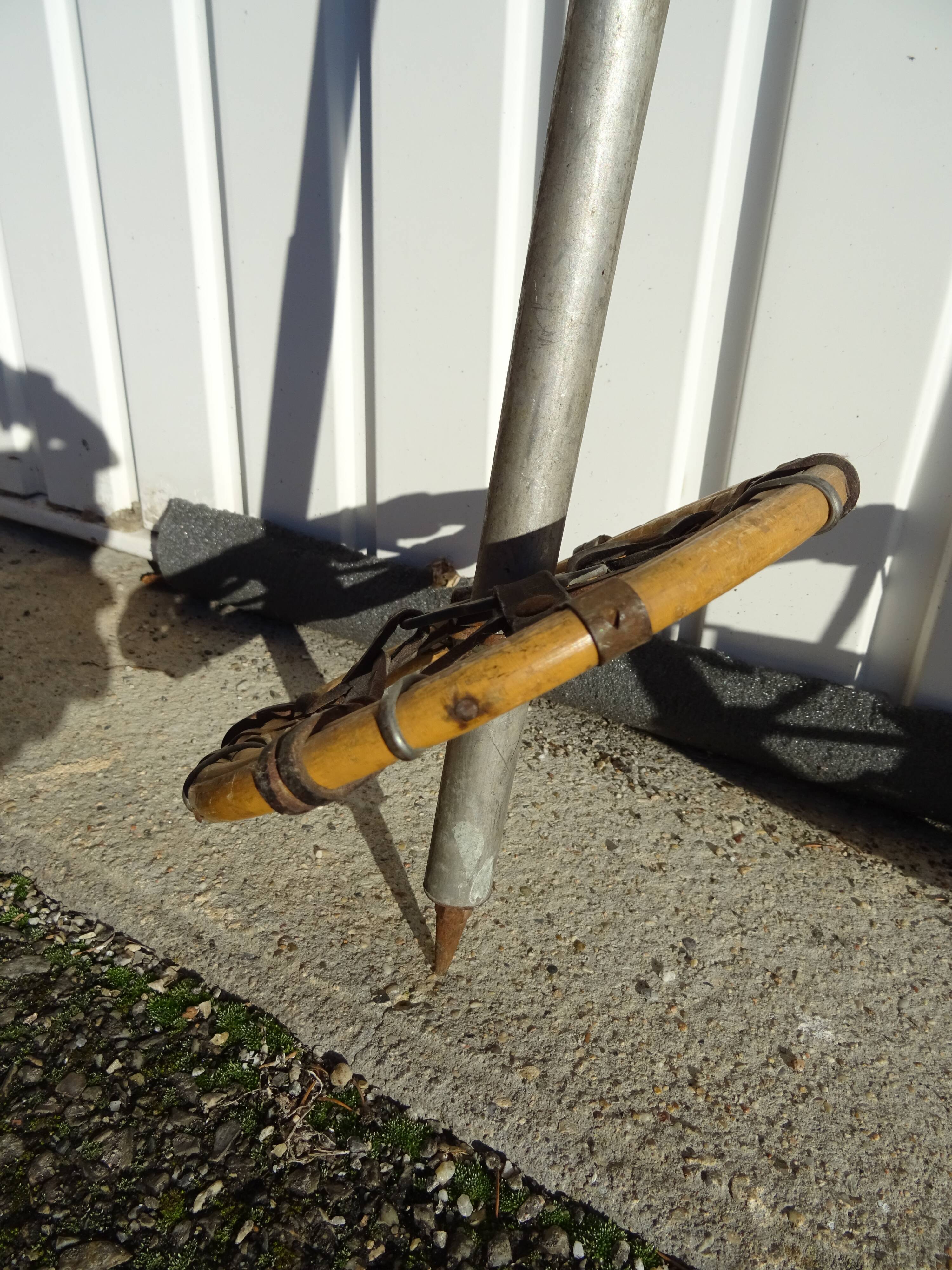 Paire de bâtons de ski ancien cuir et roseau
