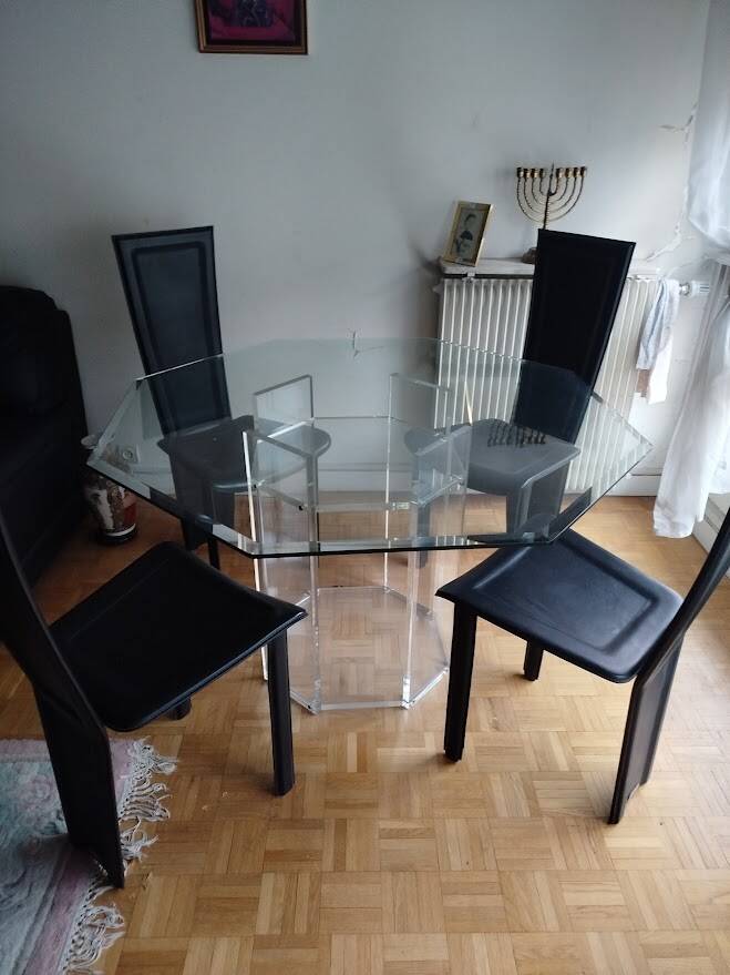 For sale: bevelled glass table and Artedi leather chairs.