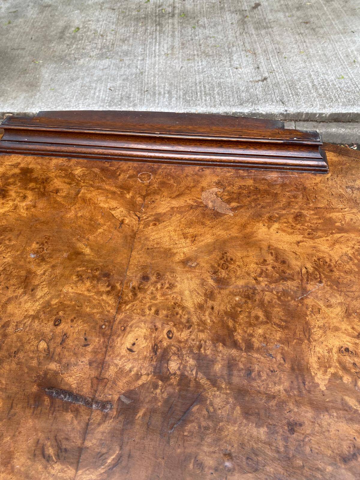 Console lady's desk in walnut burl from the early 20th century.