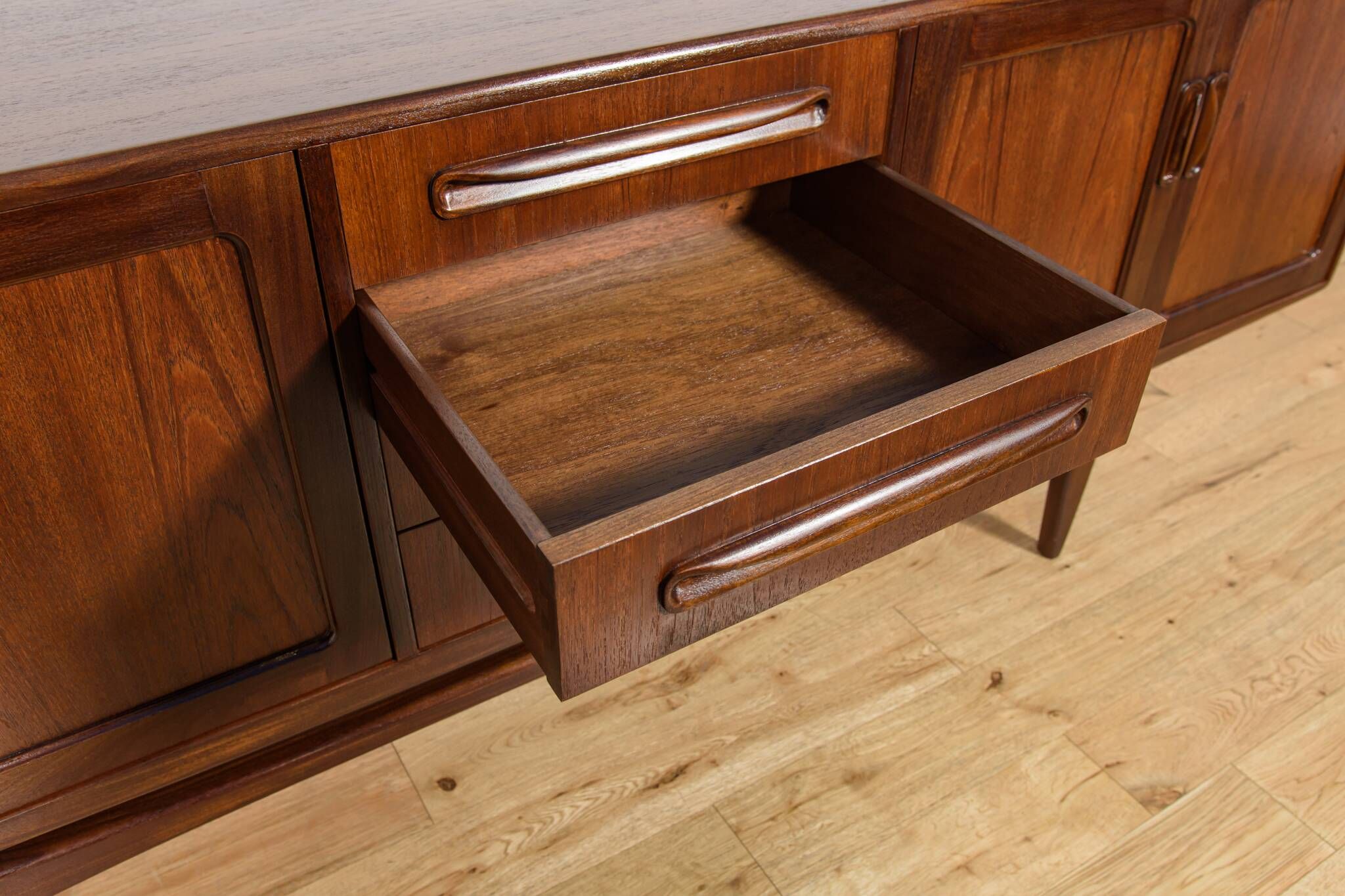Buffet Mid-Century Modern par Victor Wilkins pour G-Plan, années 1960.