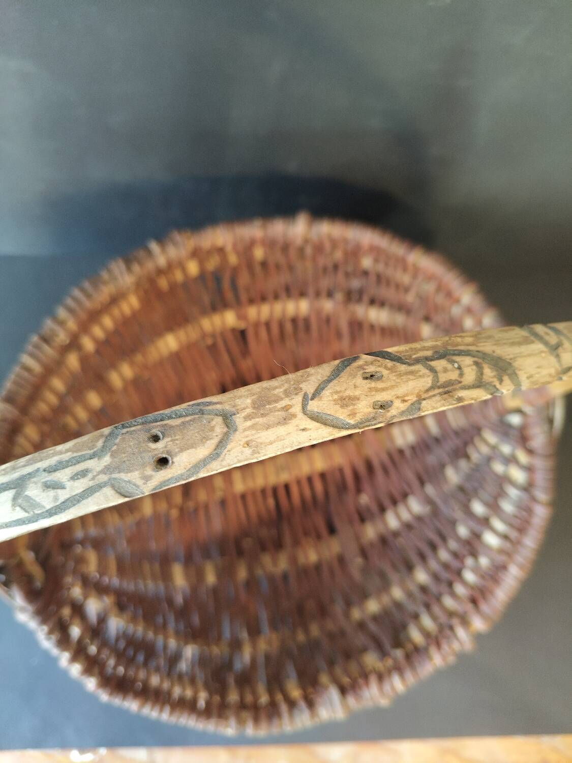 Basket of popular art in wicker – Handle carved with snakes – 20th century