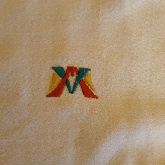 Hand-embroidered tablecloth and its 12 napkins - Encrypted " M V " -80s
