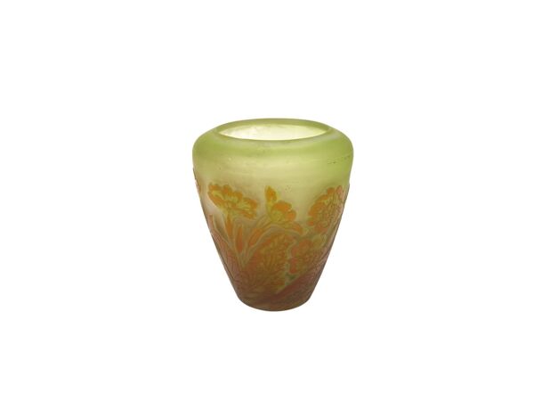 Etablissements gallé vase en verre multicouches à décor floral, signé